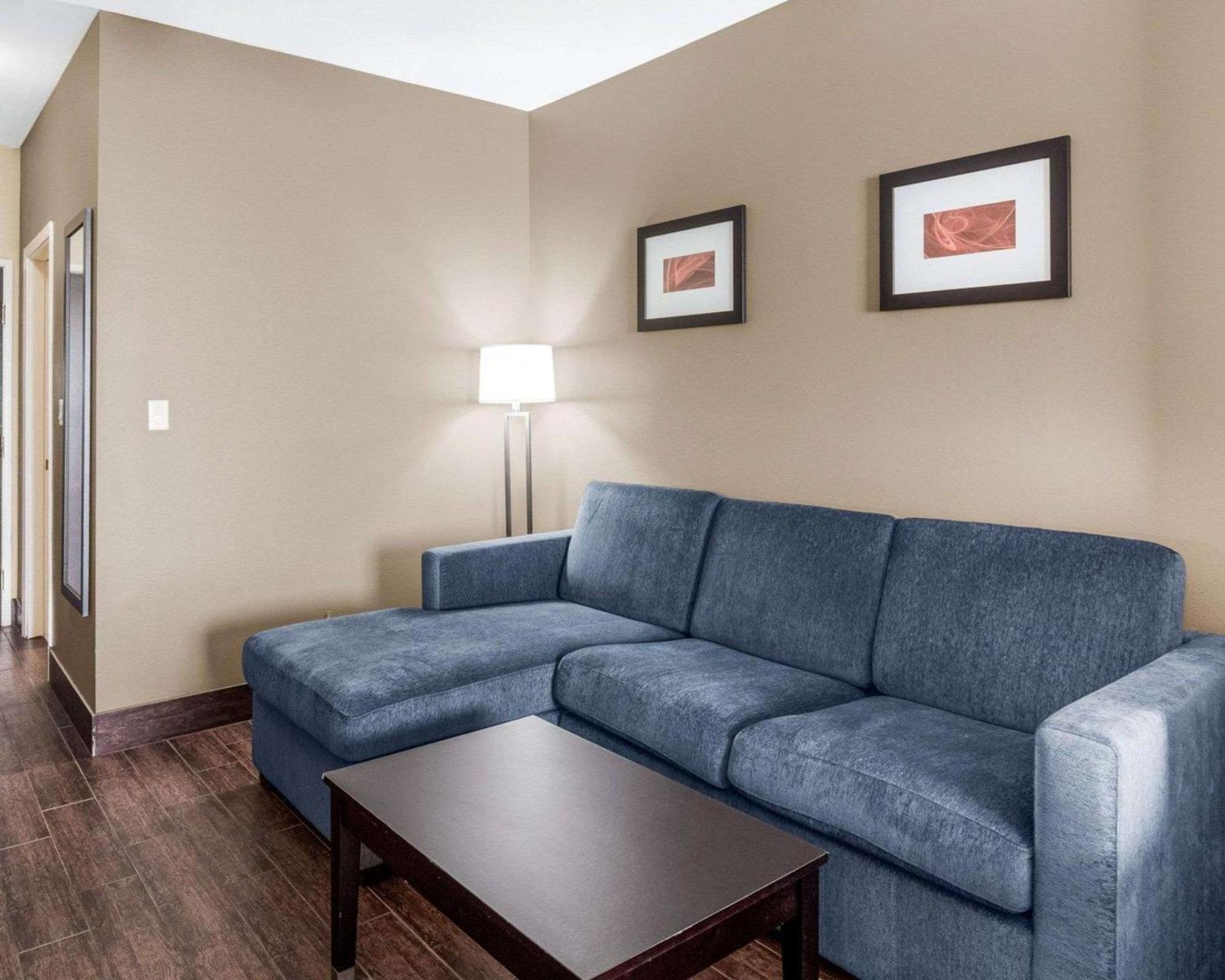 Queen Suite with Two Queen Beds and Accessible Tub - Accessible/Non-Smoking