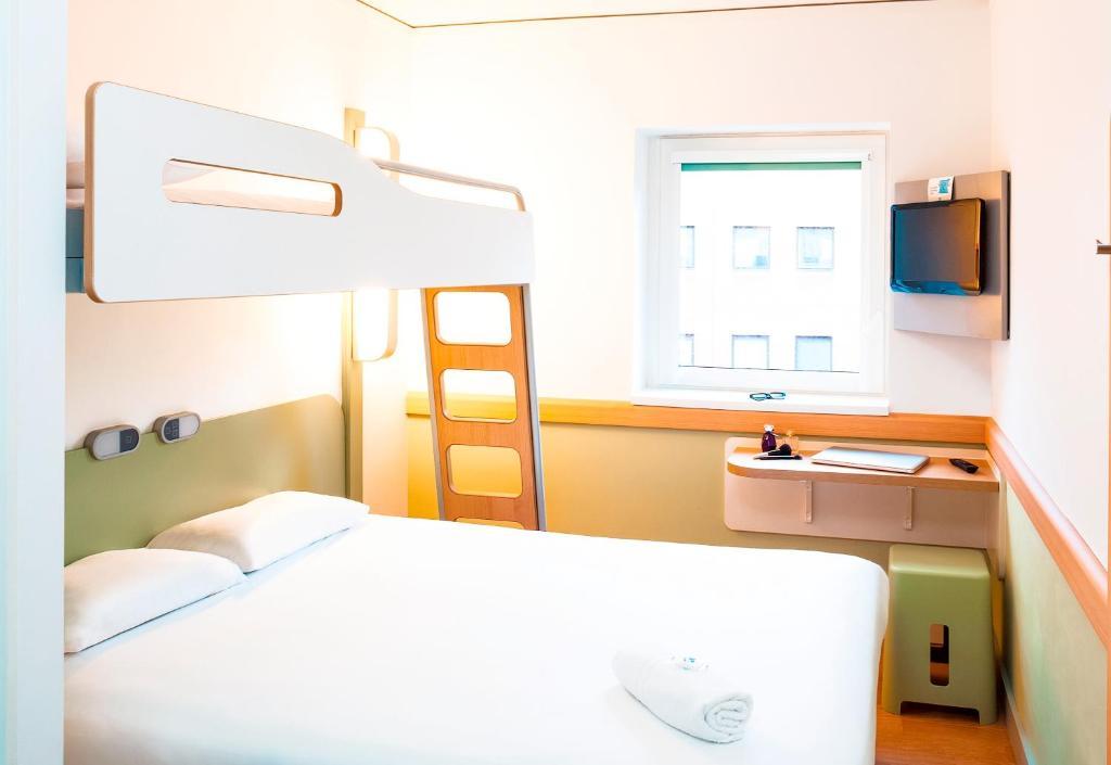 Habitación Triple con cama doble y litera