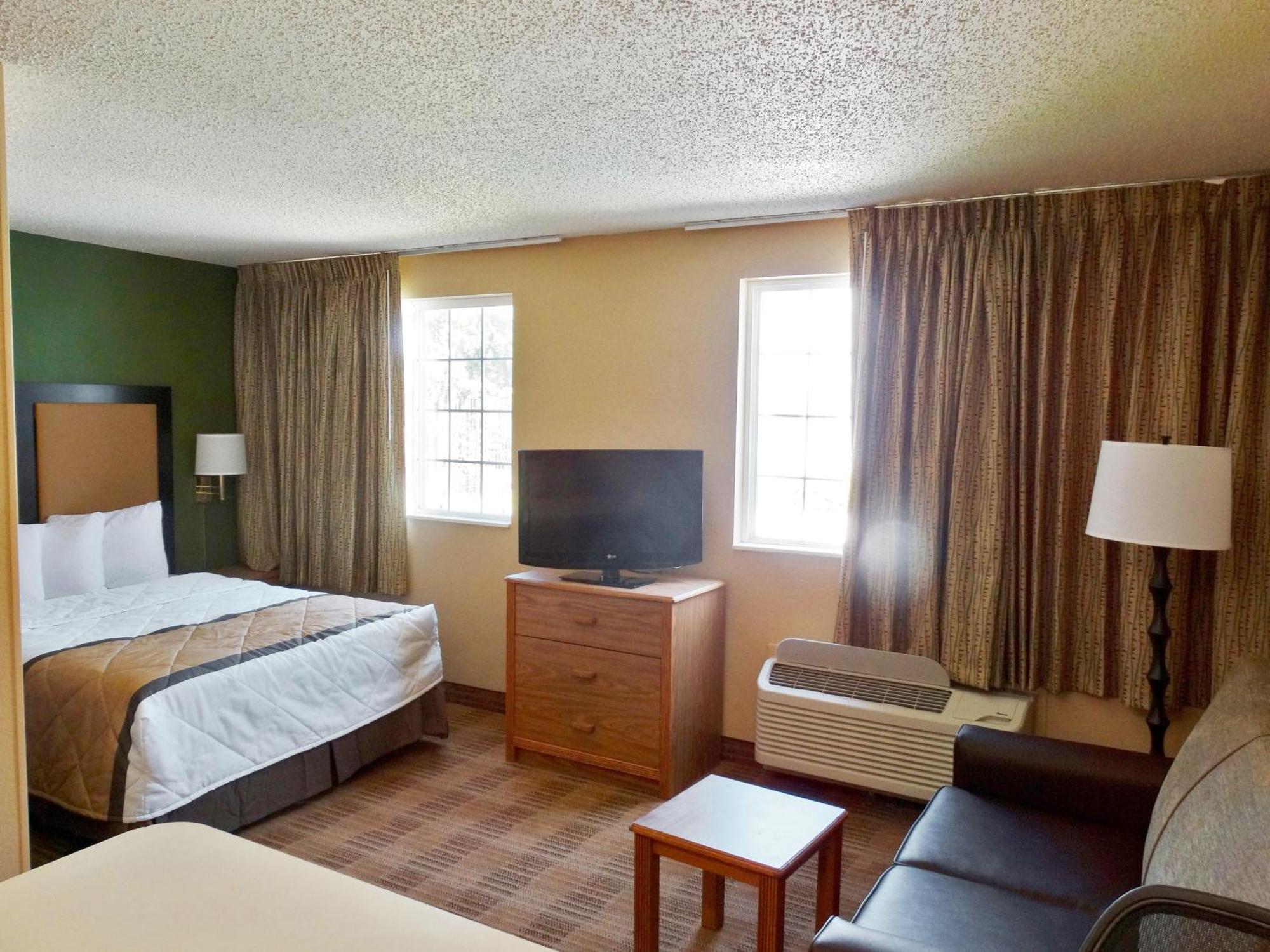 Deluxe Studio with 1 Queen Bed - Non-Smoking