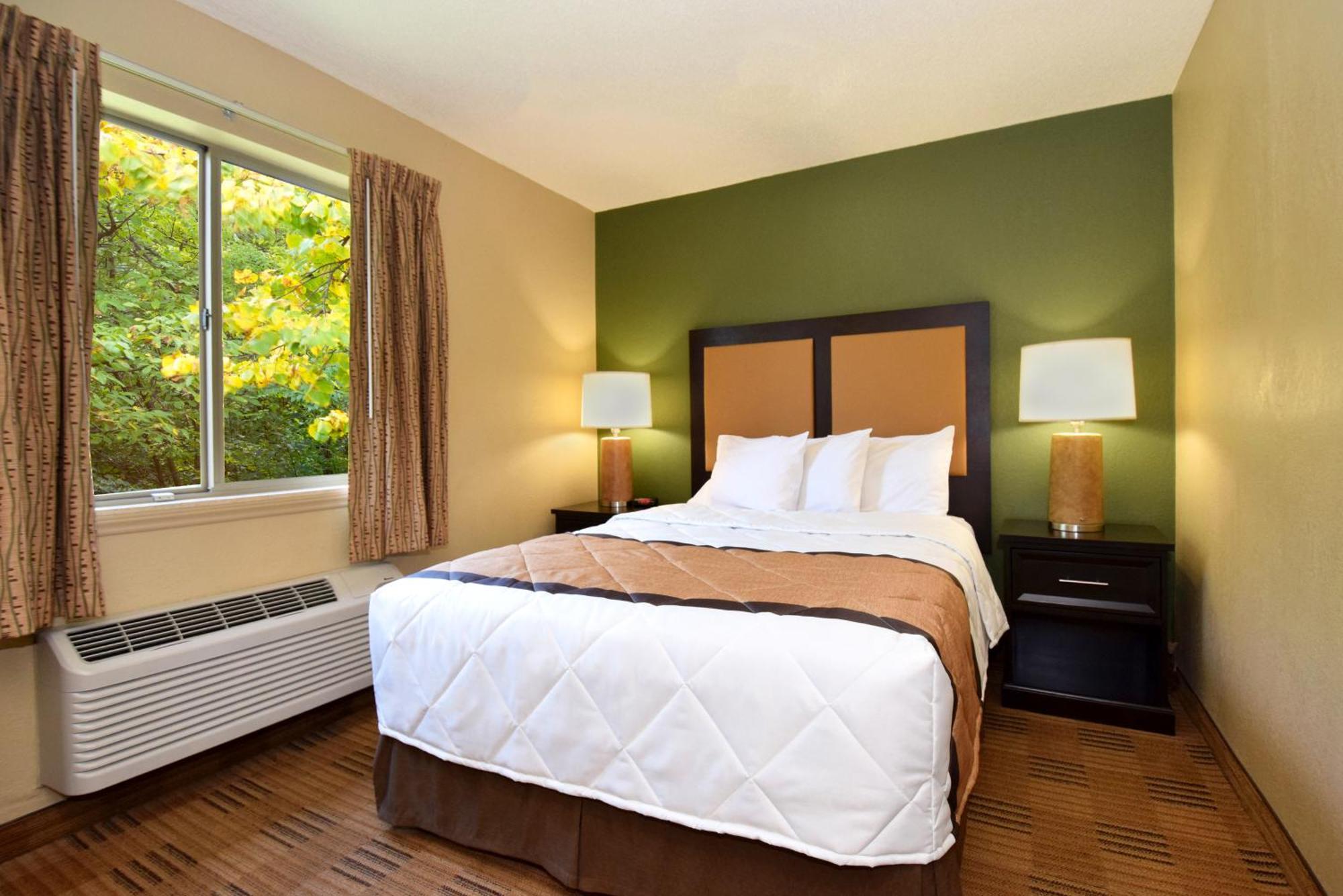 Deluxe Studio 1 Queen Bed Non-Smoking