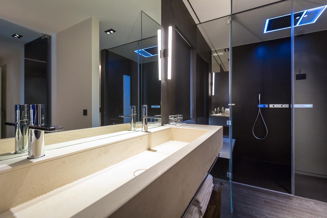 Suite with Lake View