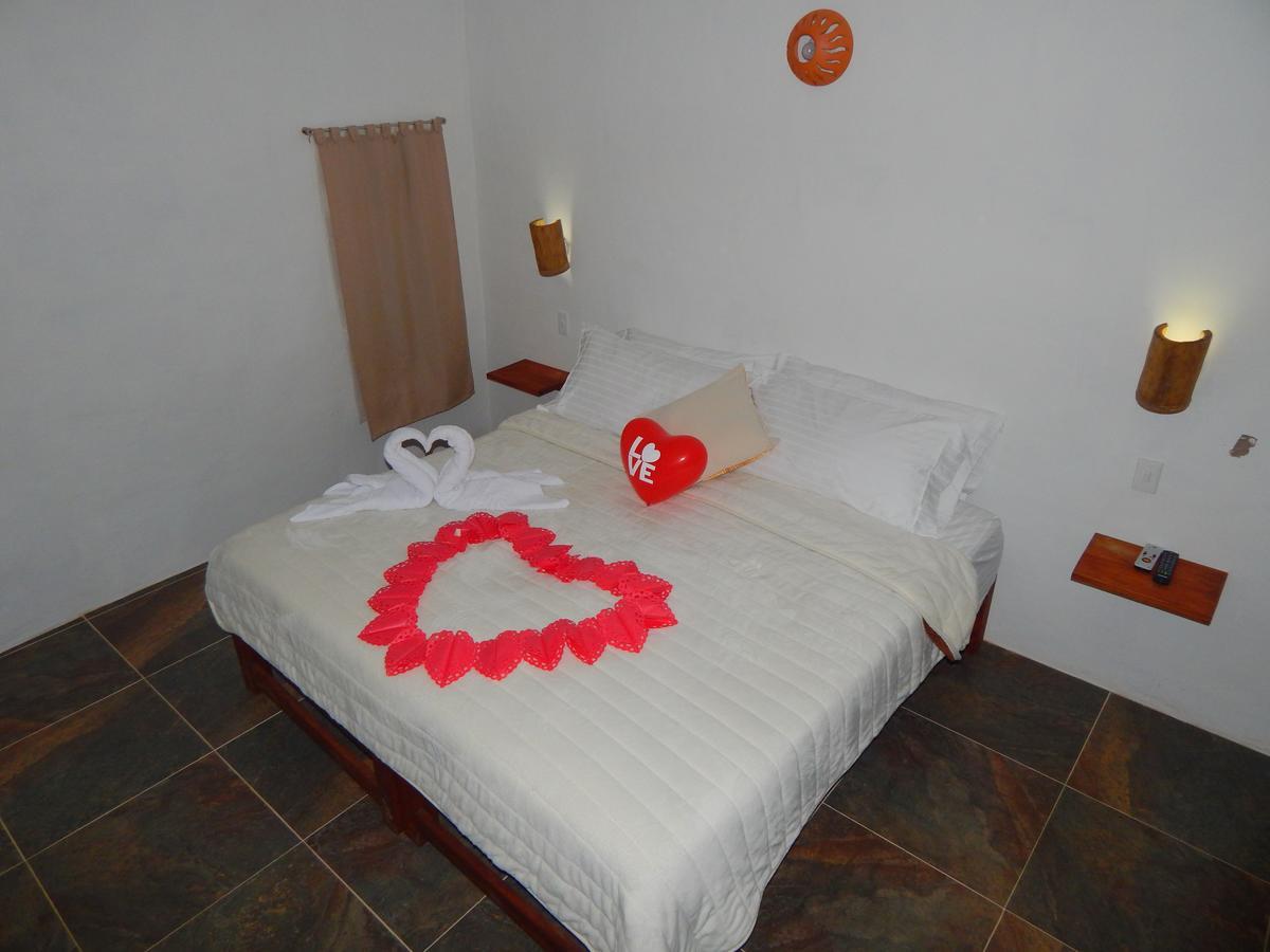 Habitación con cama grande y vistas al jardín