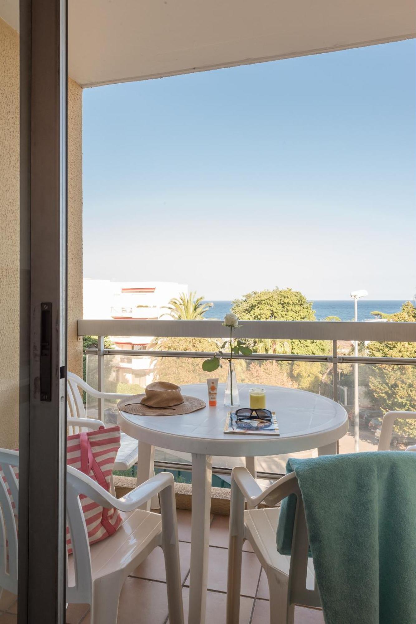 One-Bedroom Apartment Sleeping Alcove Air Conditioning Sea View