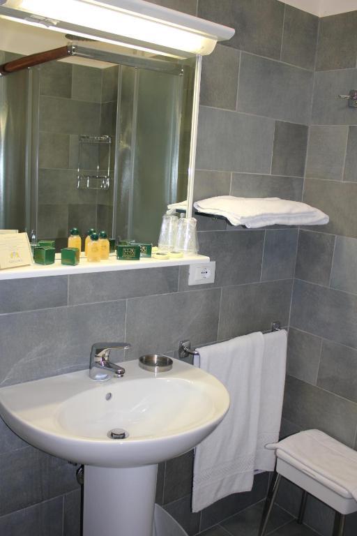 Standard Double or Twin Room,79965780:JPEG