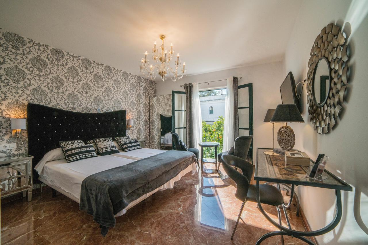 Habitación con cama grande y vistas al jardín