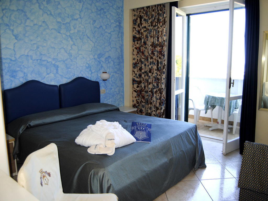 Deluxe Double Room with Side Sea View