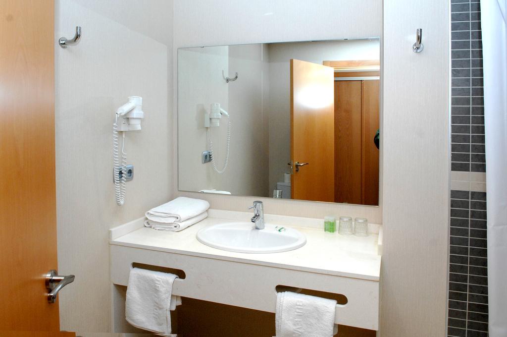 Twin Room (2 Adults + 1 Child)