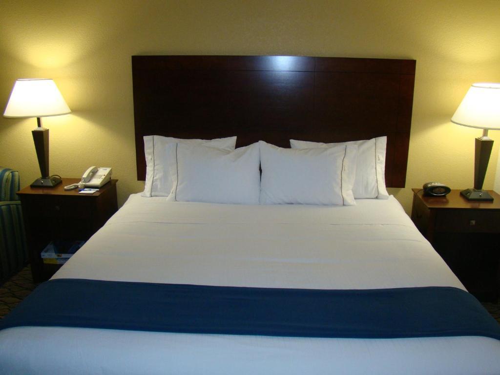 Standard King Room Mobility Accessible