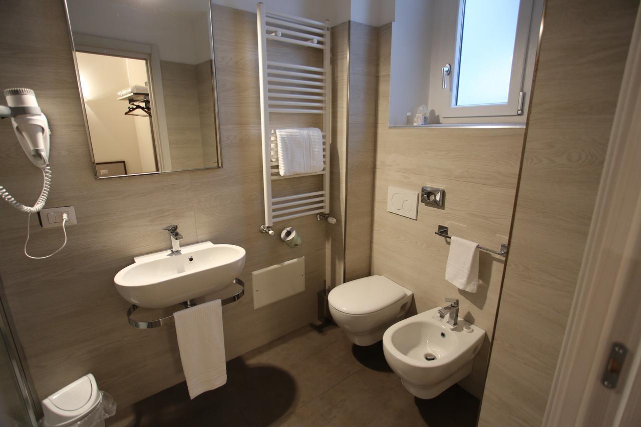 Camera Deluxe Doppia con Letti Singoli