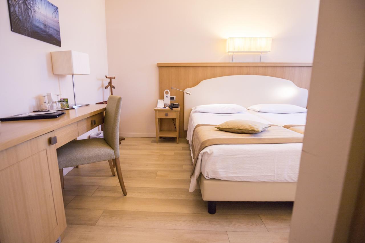 Deluxe Double Room Balcony Lateral Lake View Spa Access,665803956:JPEG
