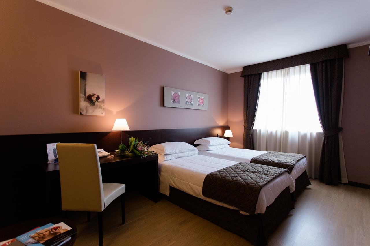 Large Twin Room,645451836:JPEG