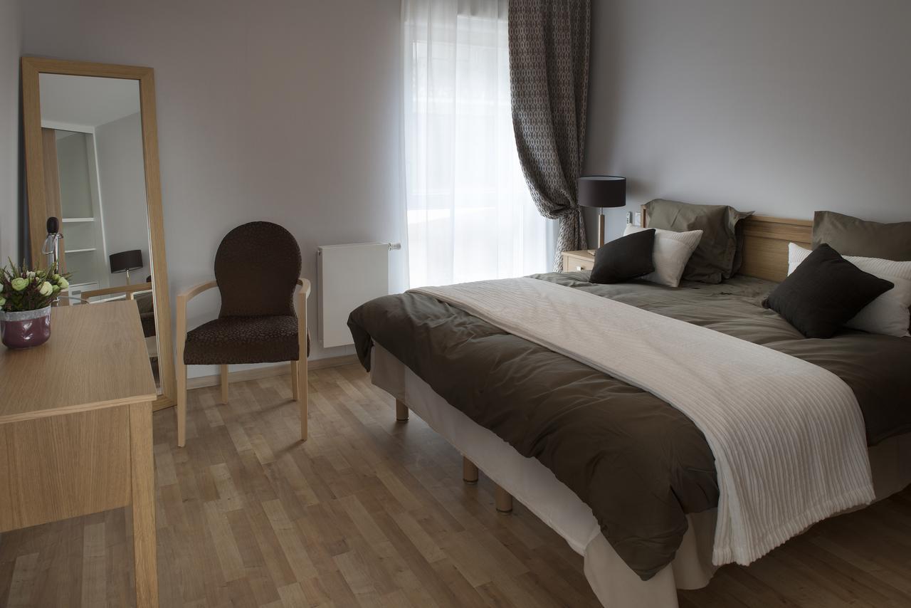 Two-Bedroom House,648776097:JPEG