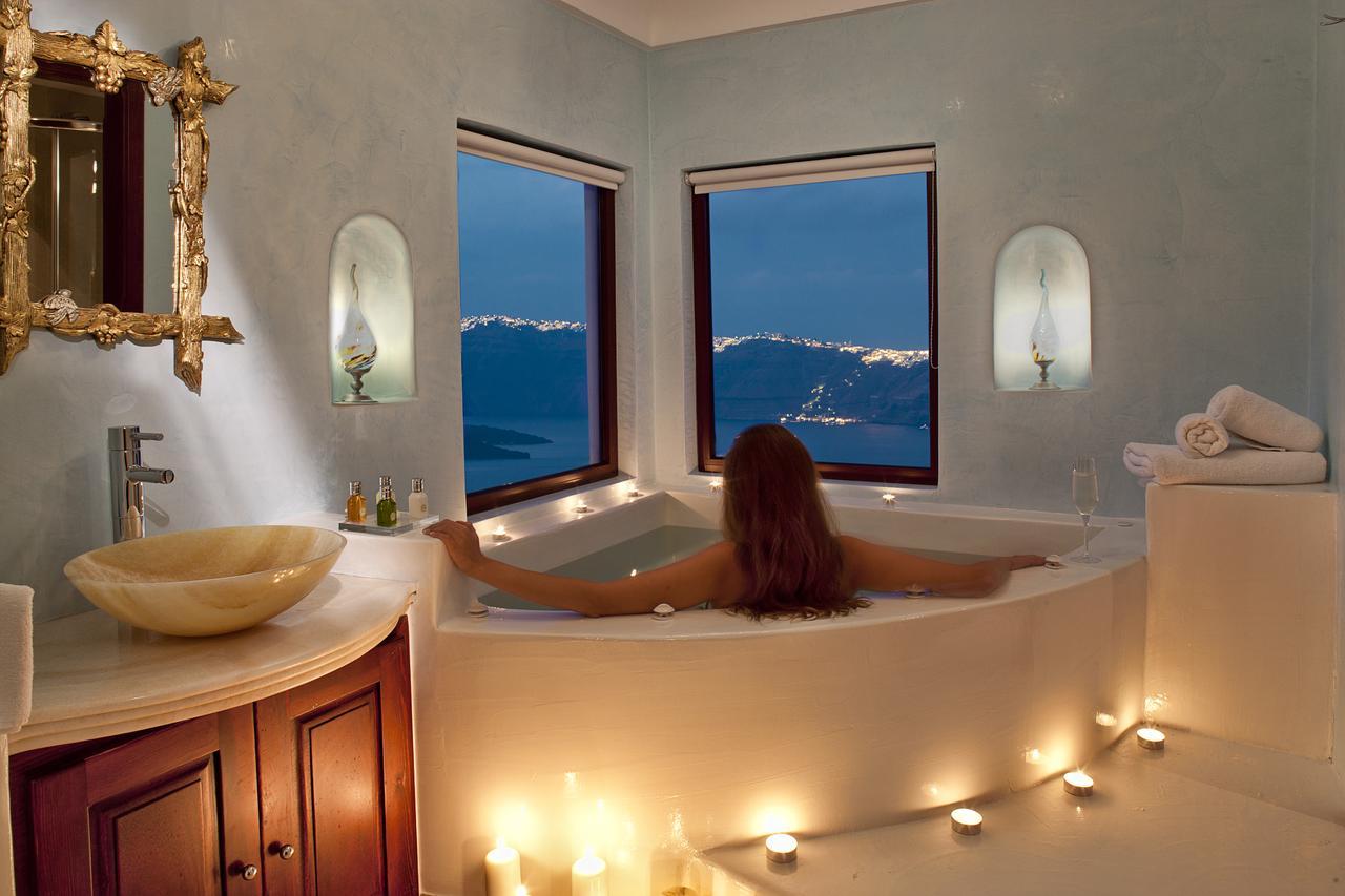 Senior Suite mit Whirlpool und Blick auf den Vulkan und den Sonnenuntergang