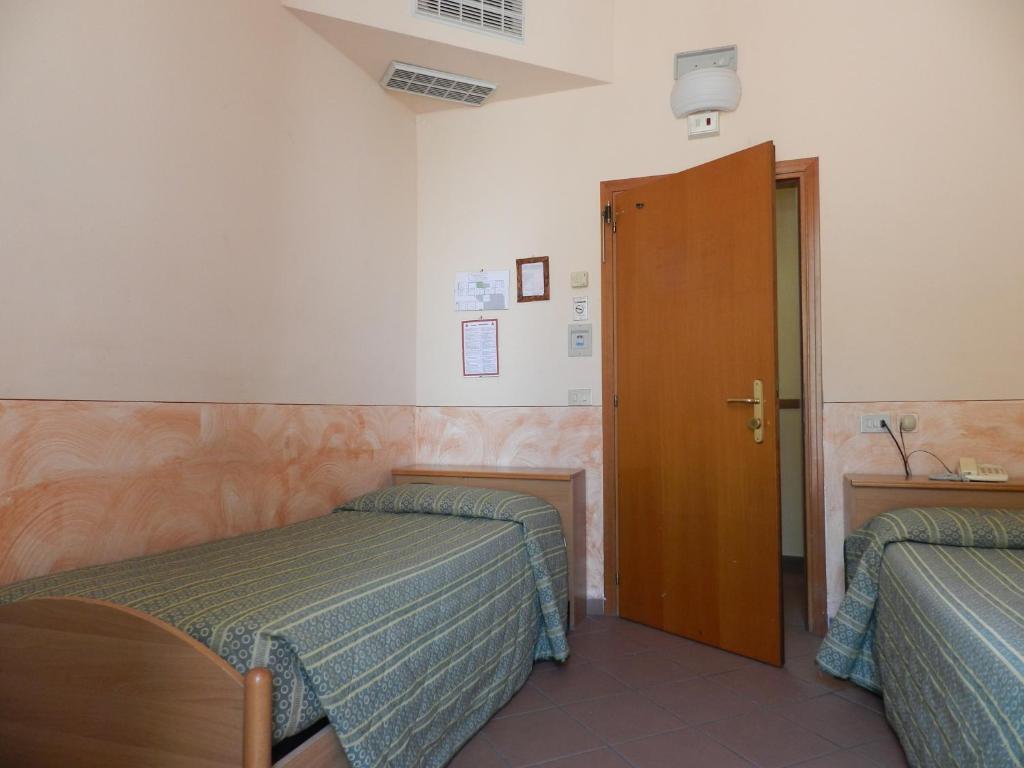 Economy Twin Room with Shared Bathroom