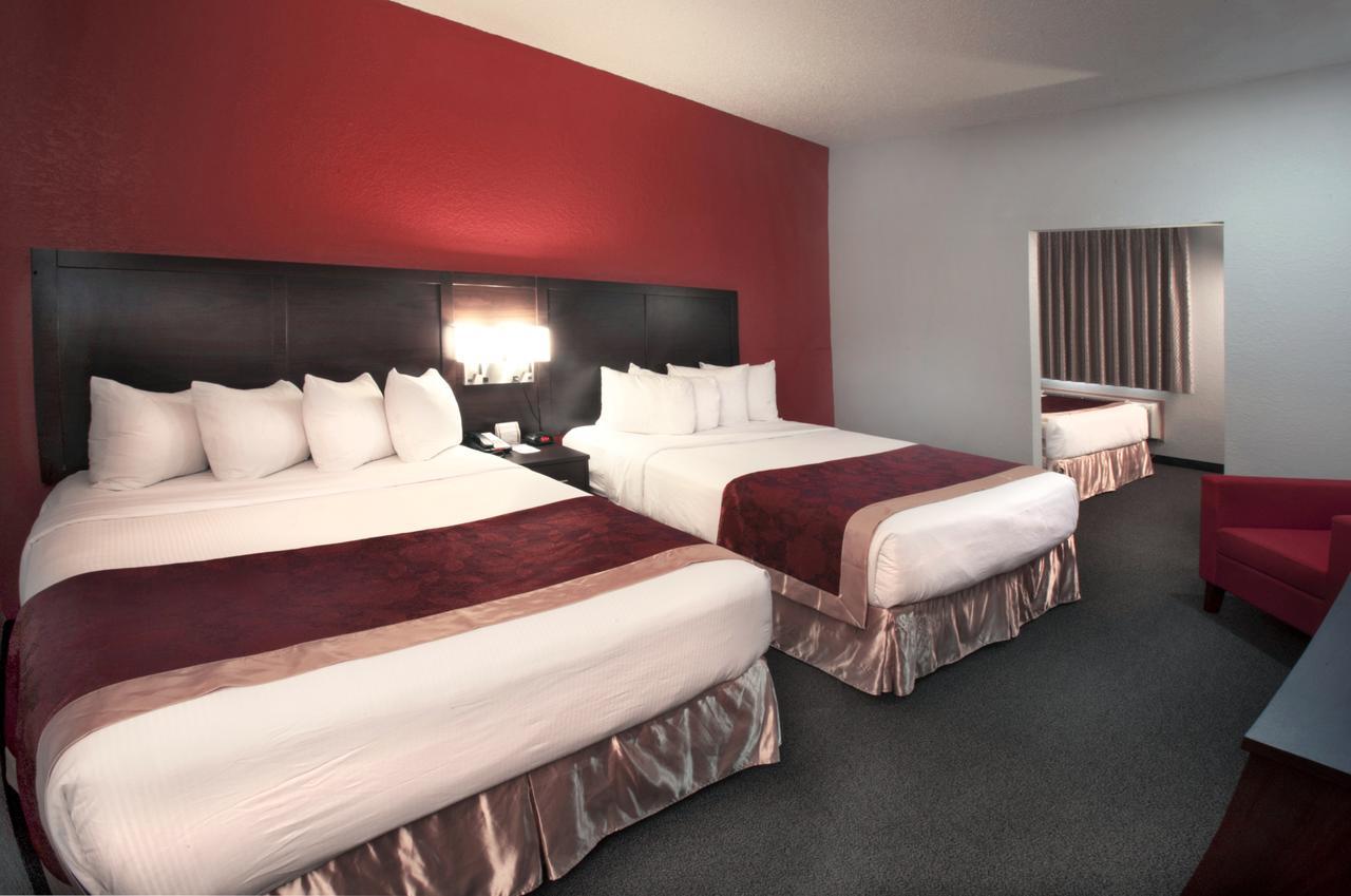 Queen Suite with Three Queen Beds - Non-Smoking