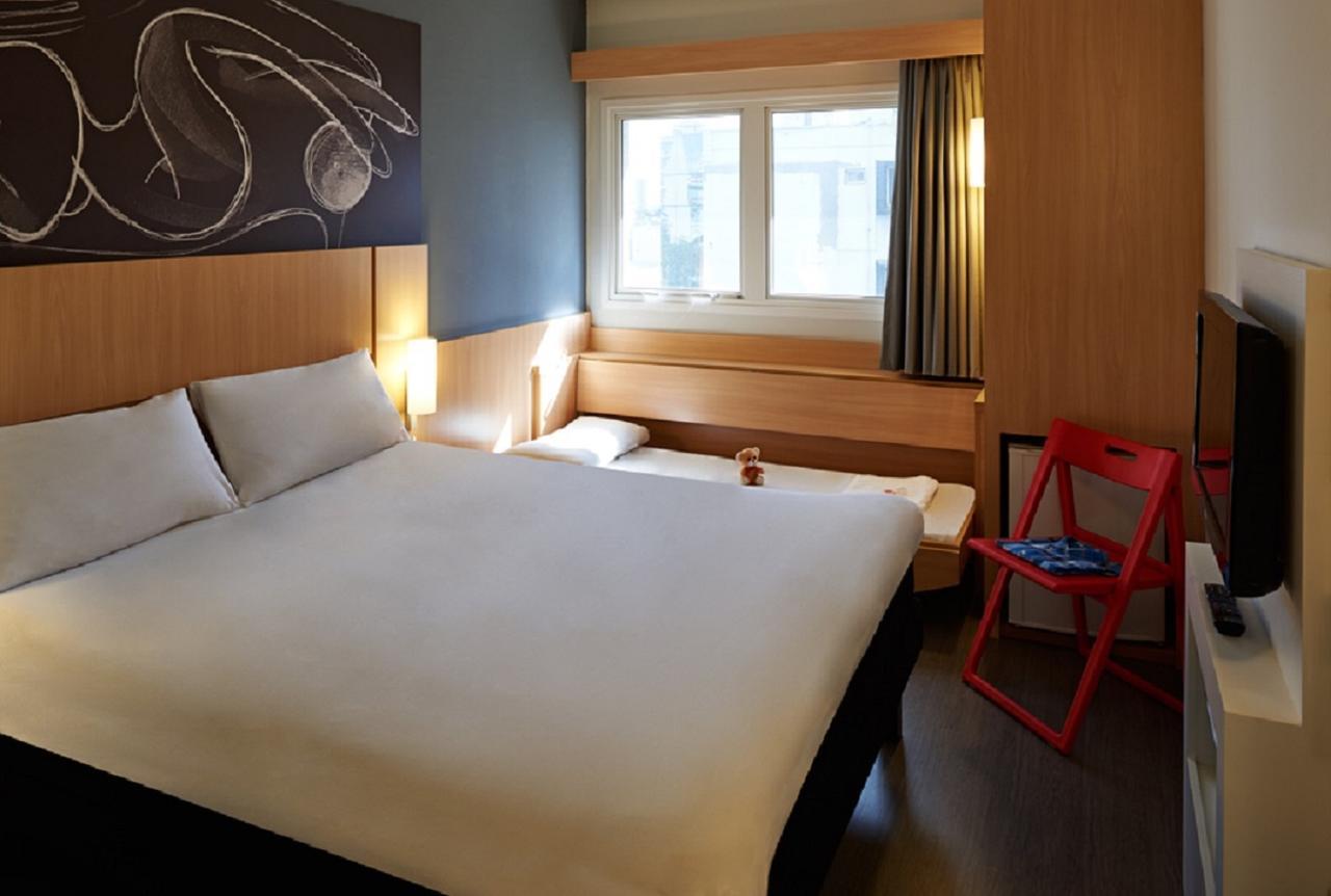 Standard Queen Room with Child Bed