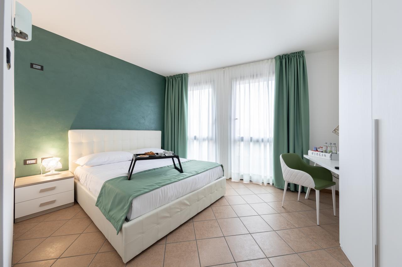 Deluxe Double Room,662648946:JPEG