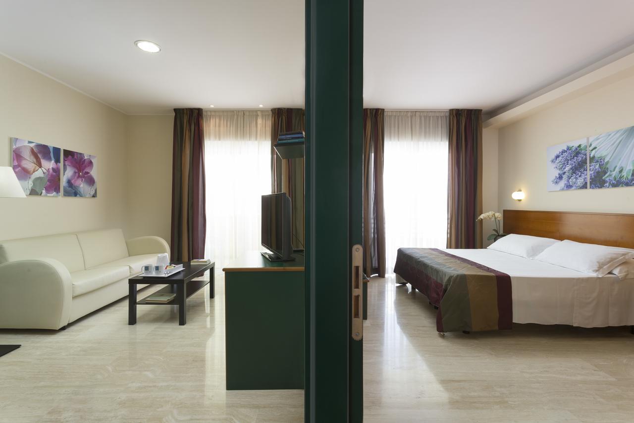 Suite Balcony,693009612:JPEG