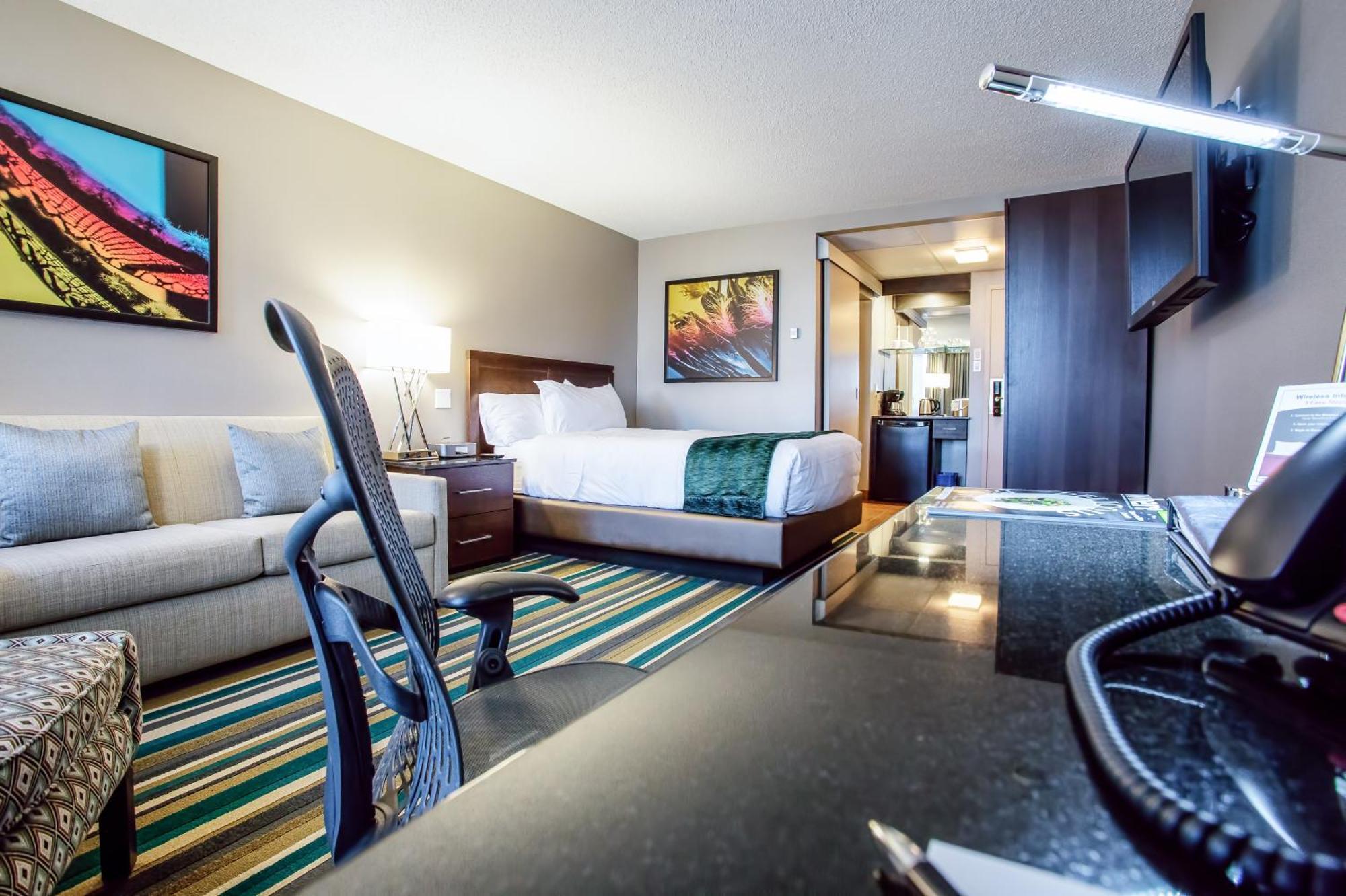 Signature Queen Room with Sofa