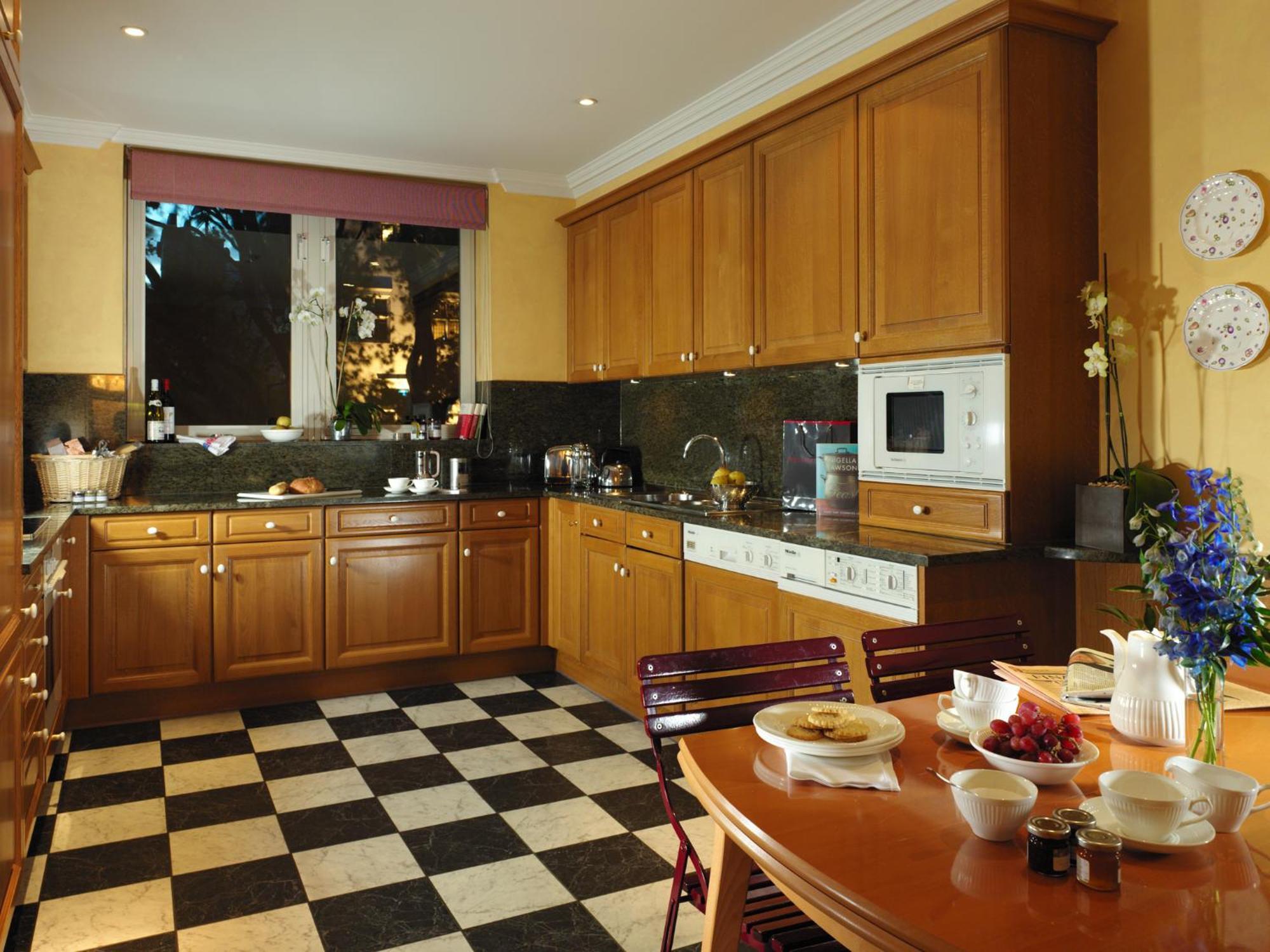 Superior One Bedroom Apartment
