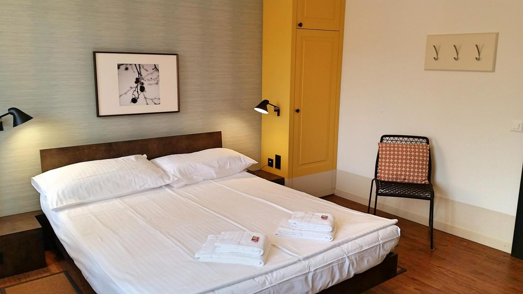 Modern Double or Twin Room,679491921:JPEG