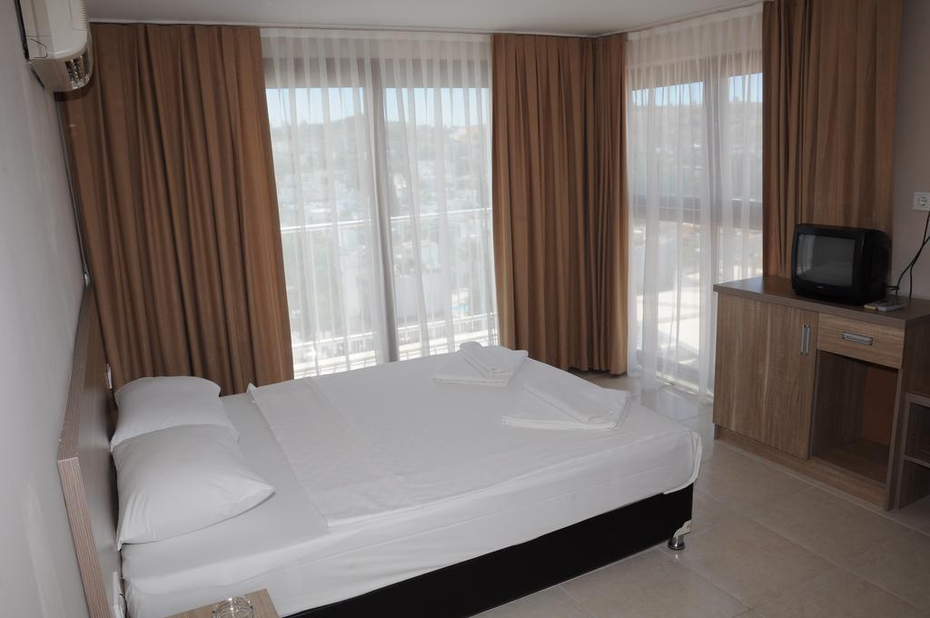 Standard Double or Twin Room Partial Side View,68137838:JPEG