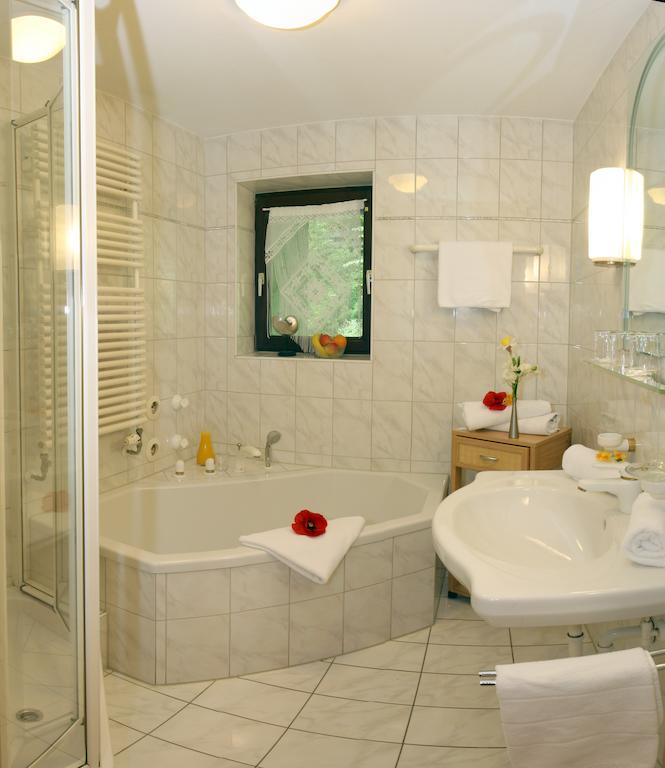 Family Room Private Bathroom,151102444:JPEG