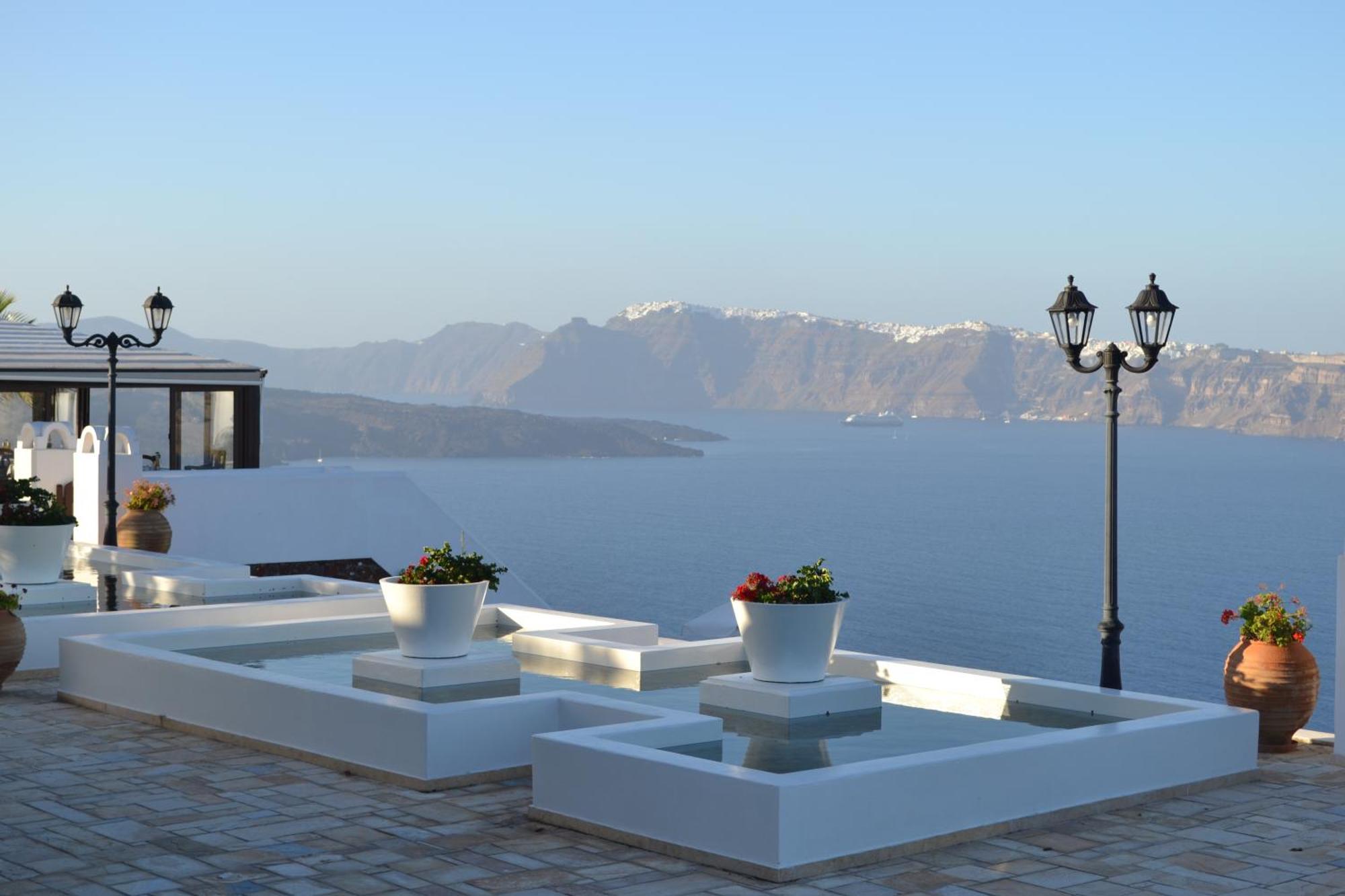 Junior Suite Cliffside mit eigenem Pool und Blick auf die Caldera