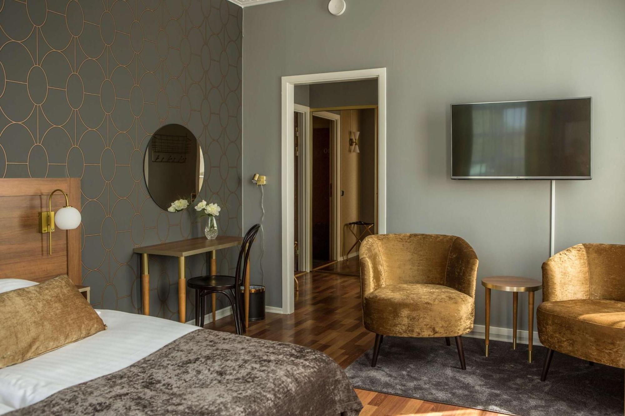 Deluxe King Room - Non-Smoking