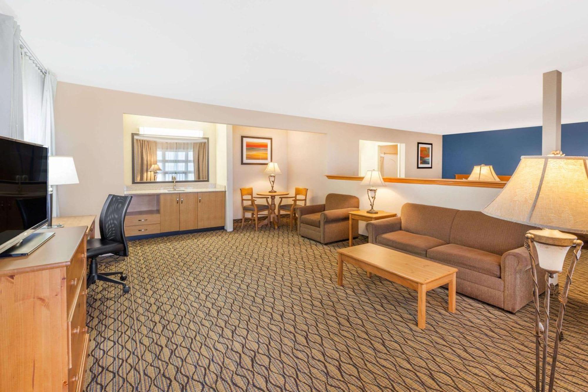 Queen Suite Lake View Pet Friendly