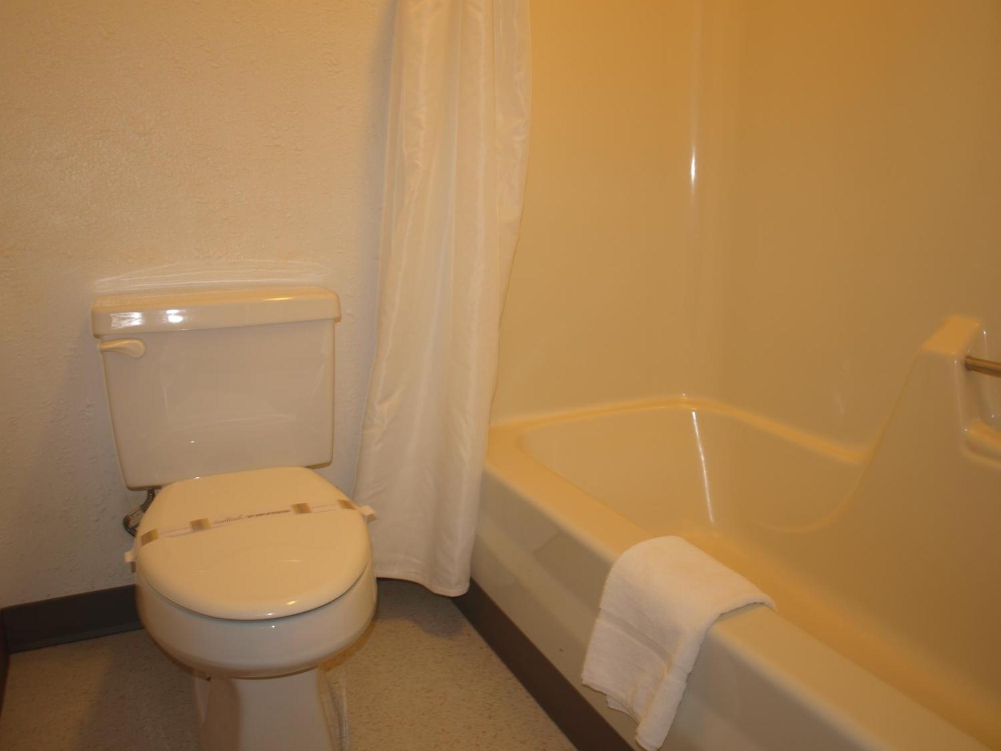 Single Queen Room - Upper Floor