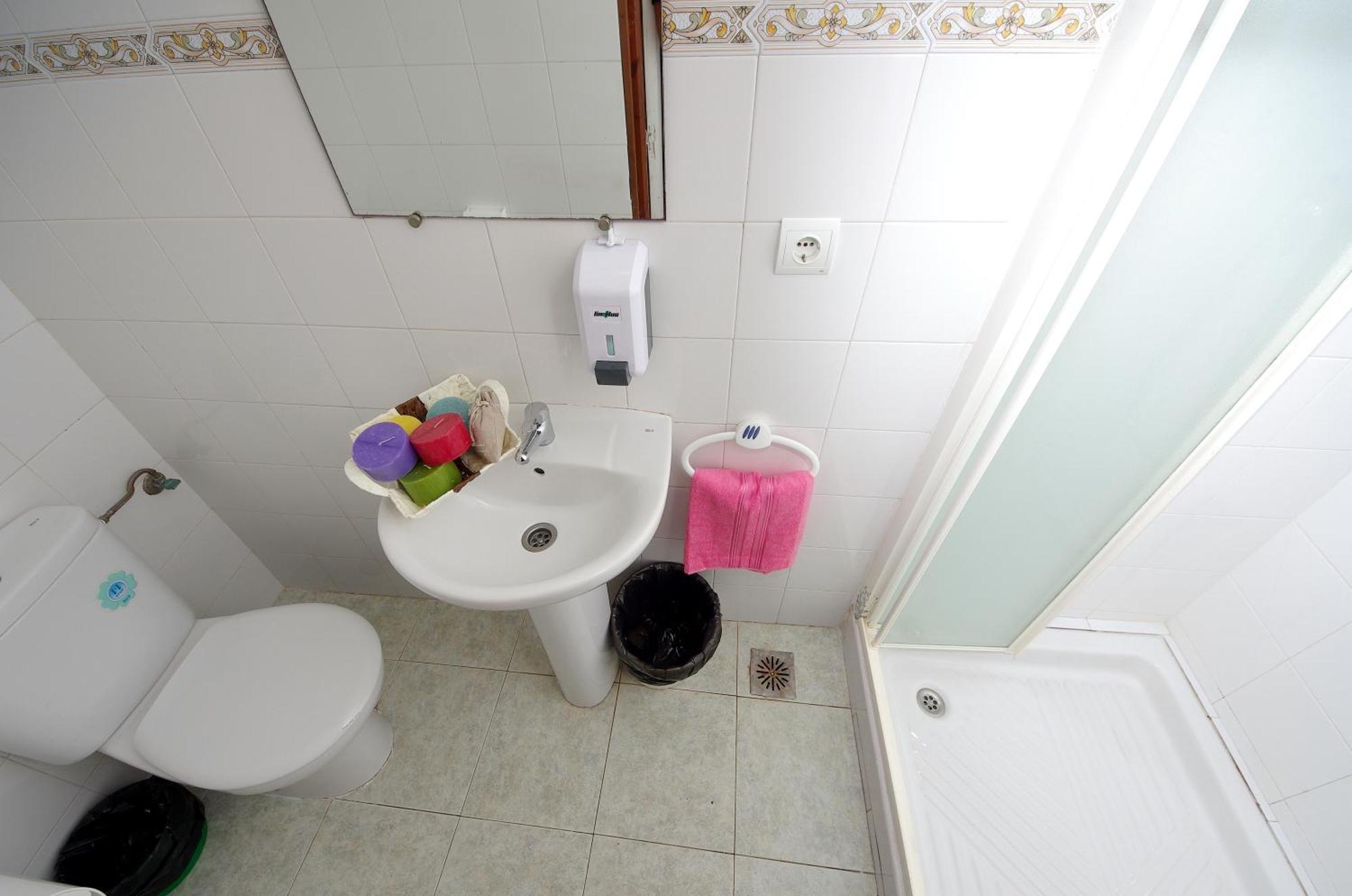 Chambre Lits Jumeaux avec Salle de Bains Commune