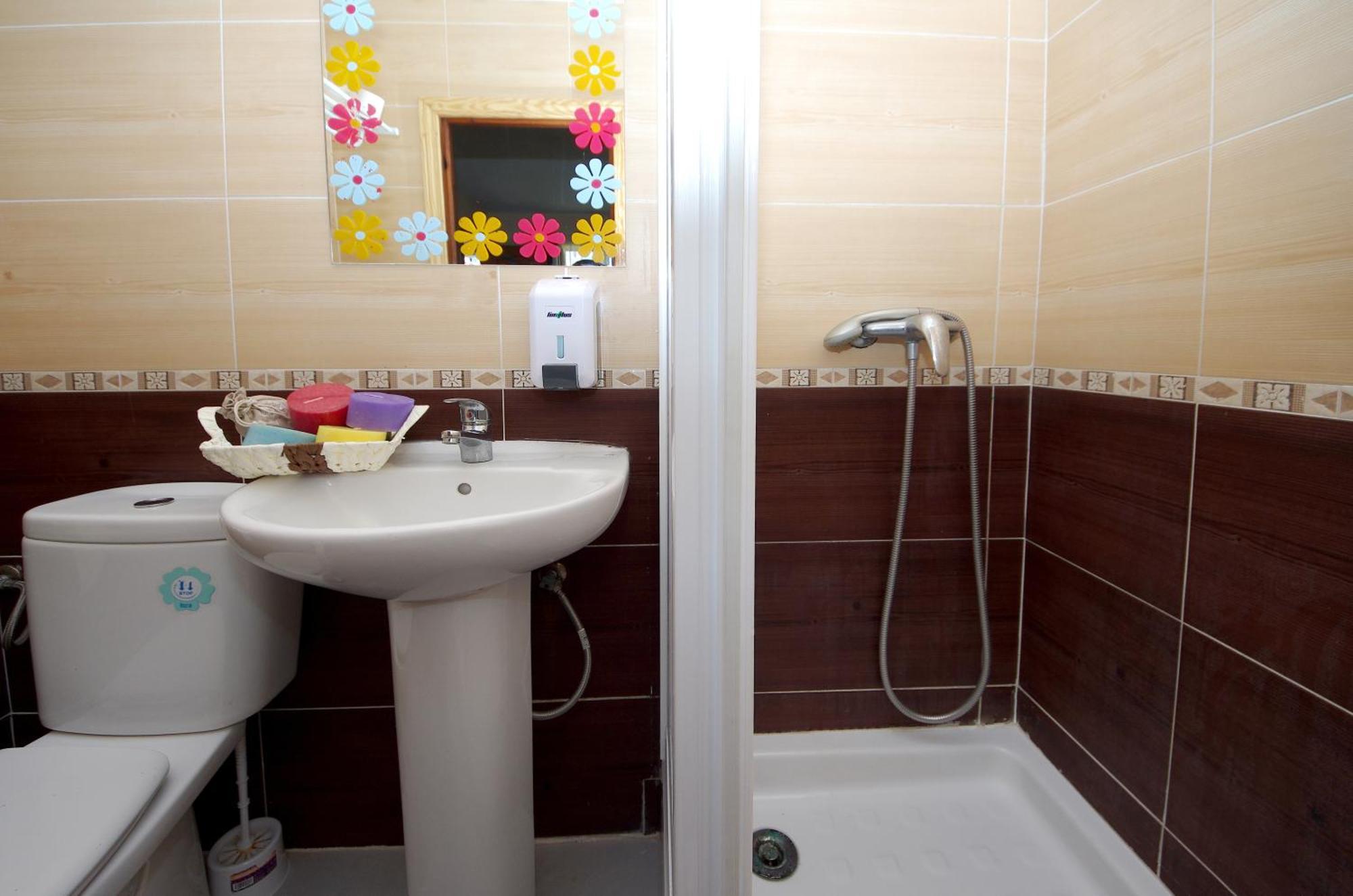 Quadruple Room Bathroom,828673580:JPEG