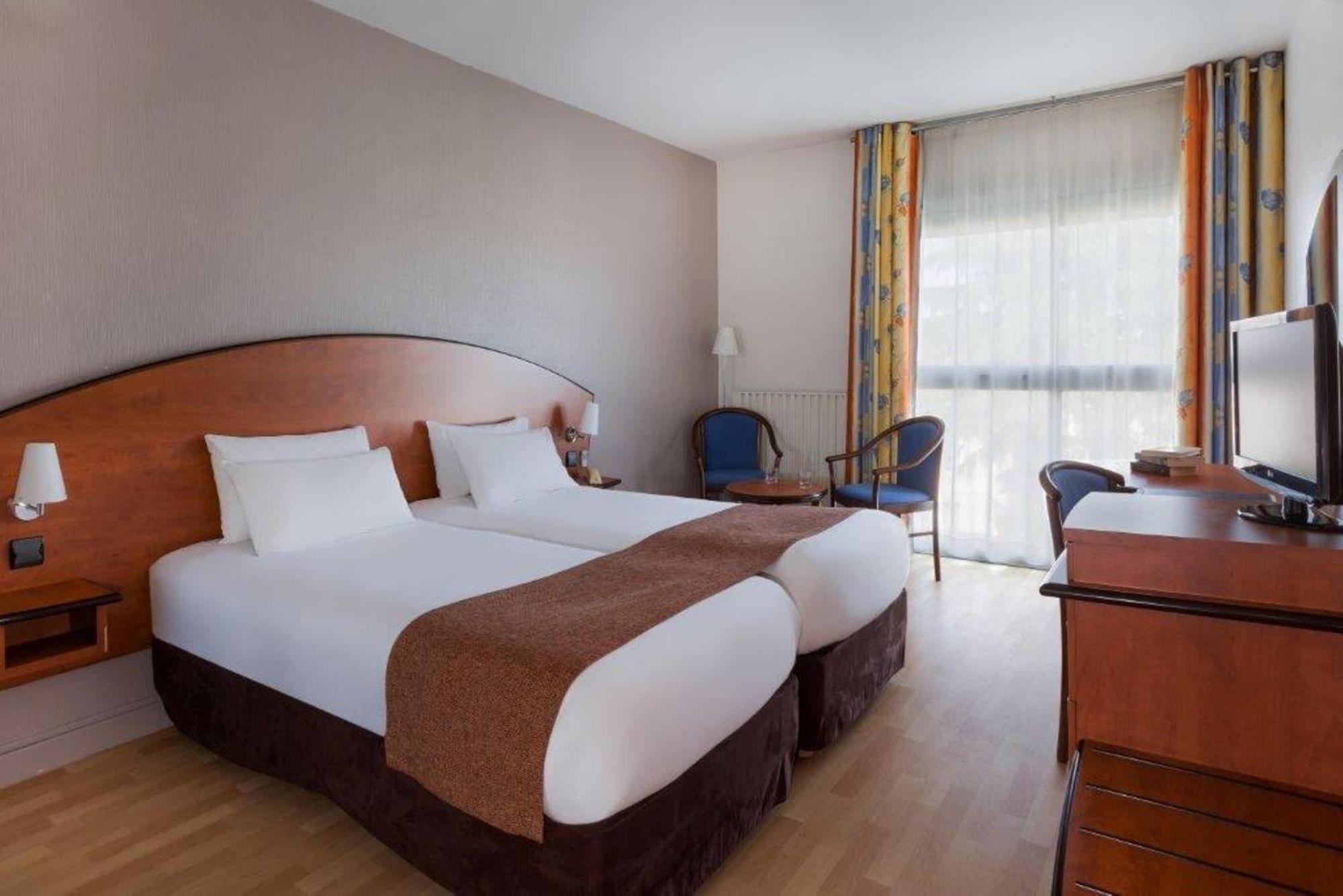 Single Room,736106902:JPEG