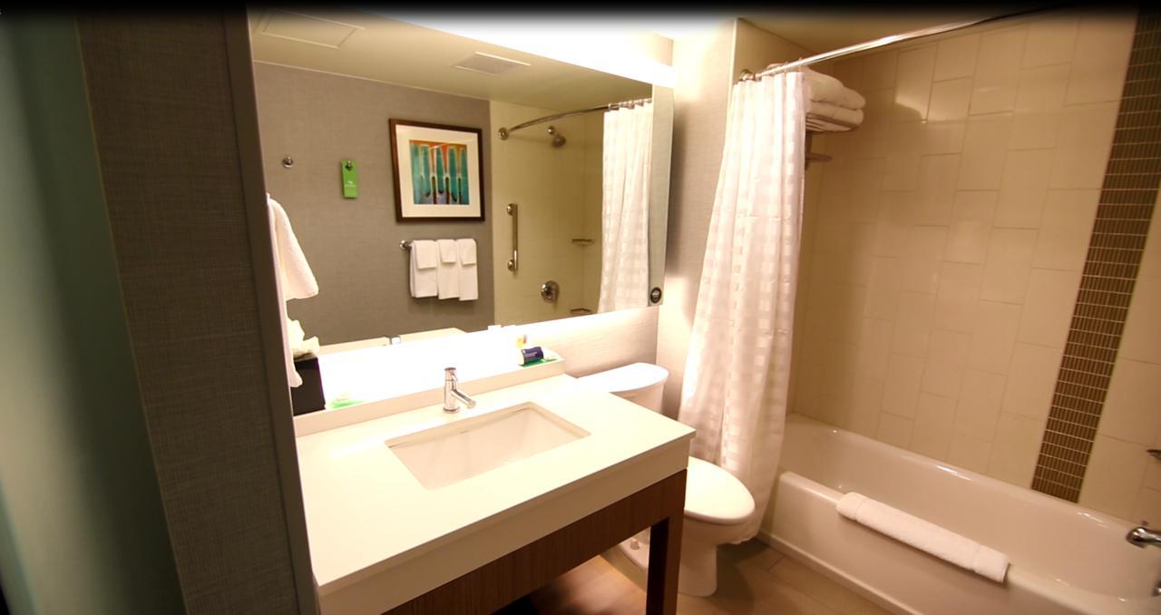 Habitación con cama extragrande, sofá cama y bañera accesible - Adaptada para personas con discapacidad