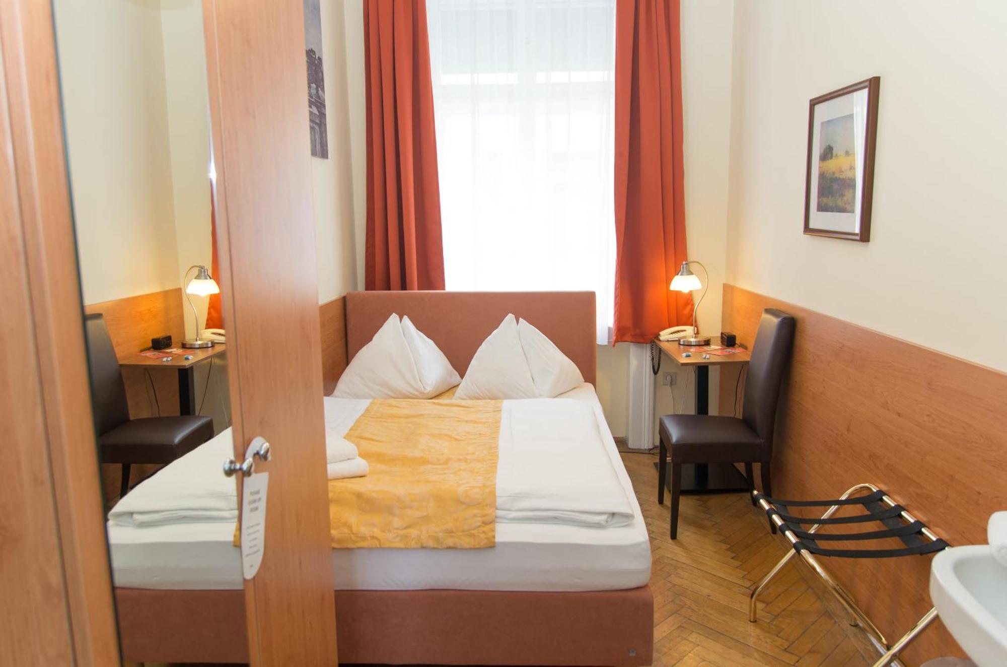 Petite Chambre Double avec Salle de Bains Commune
