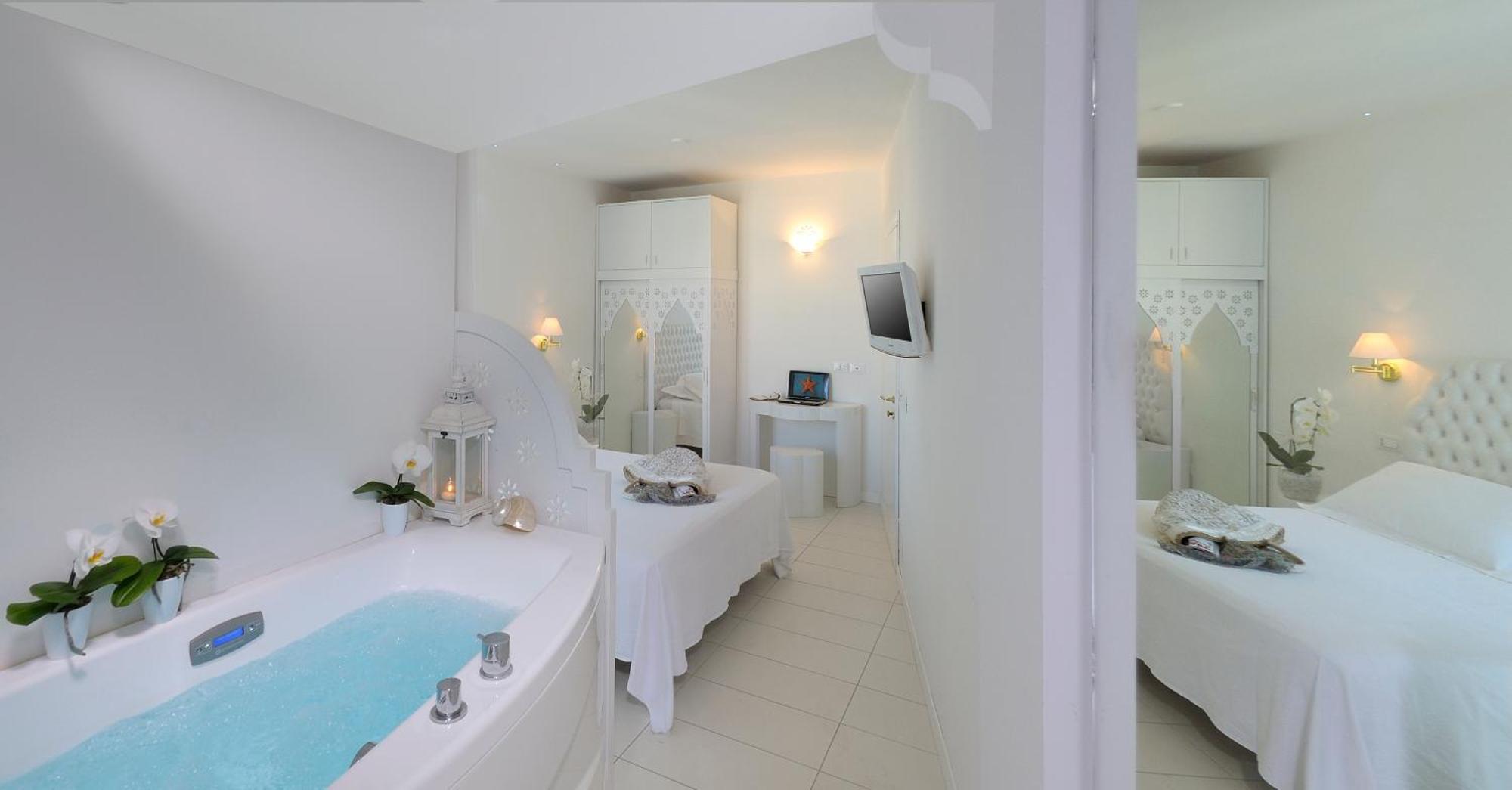 Double Room Hot Tub,697839105:JPEG