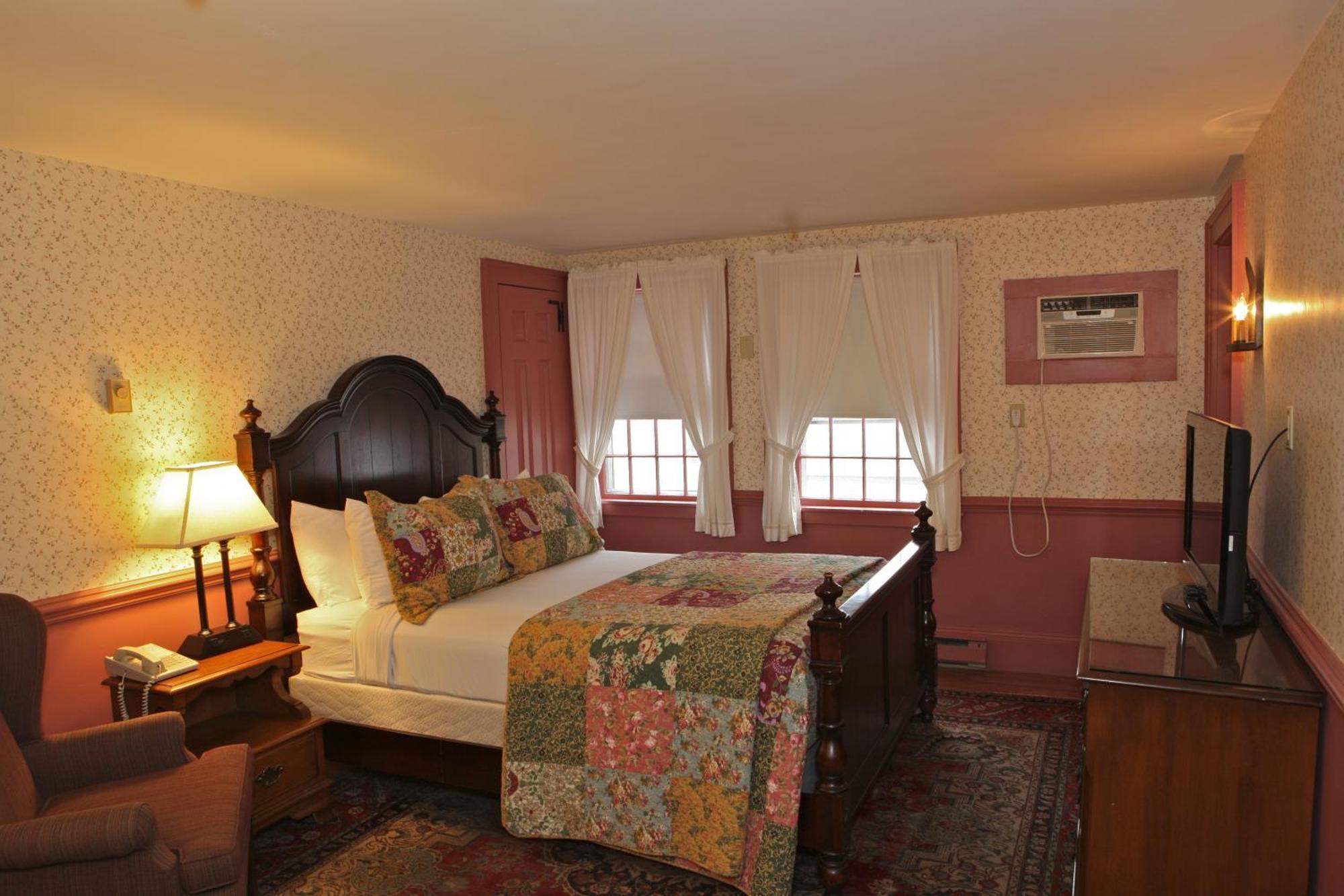 Deluxe Queen Room with One Queen Bed