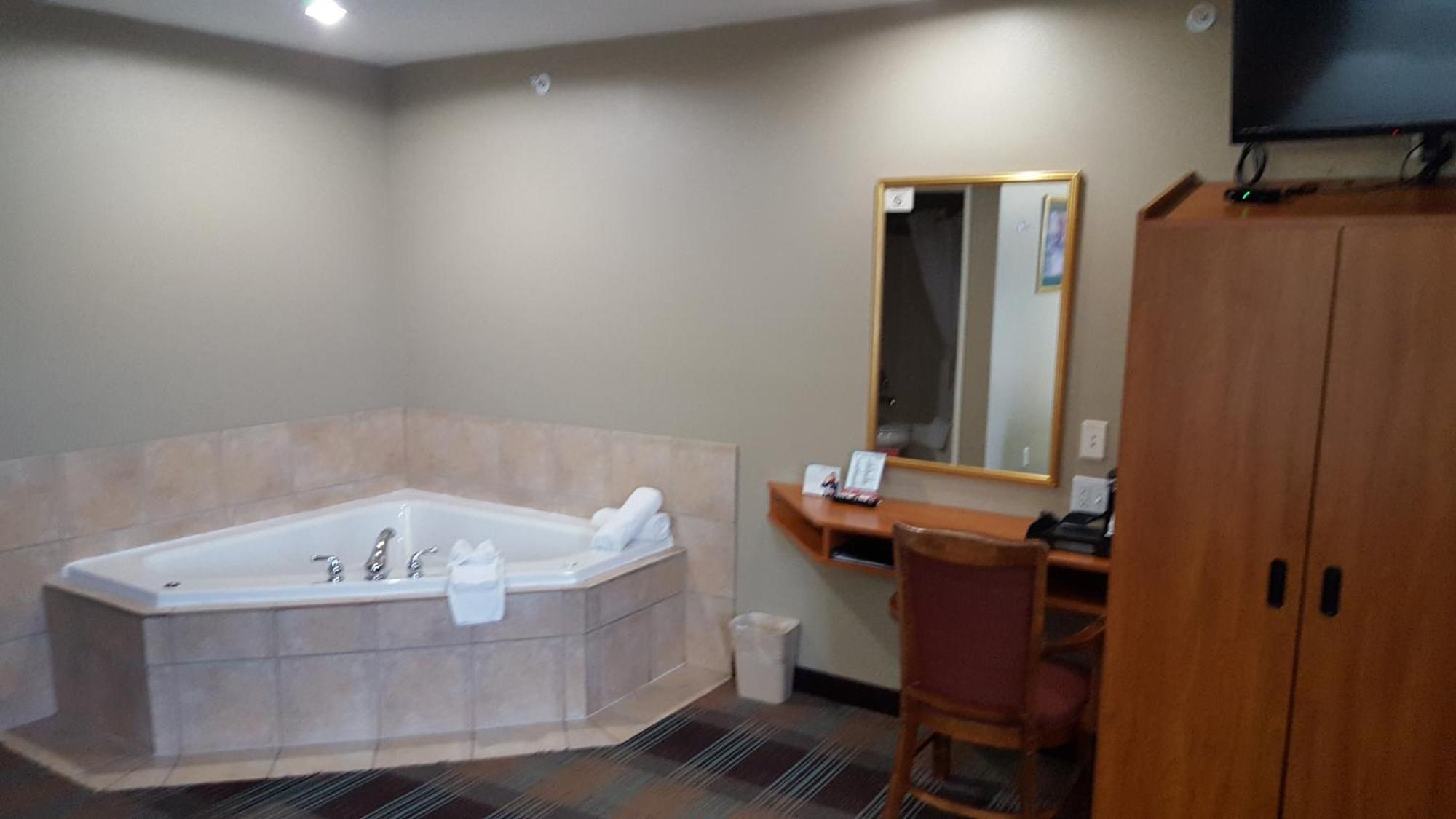Superior Queen Suite Spa Bath Non-Smoking