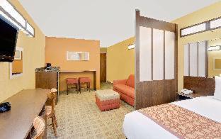 DeluxeQueen Suite - Disability Access - Non-Smoking