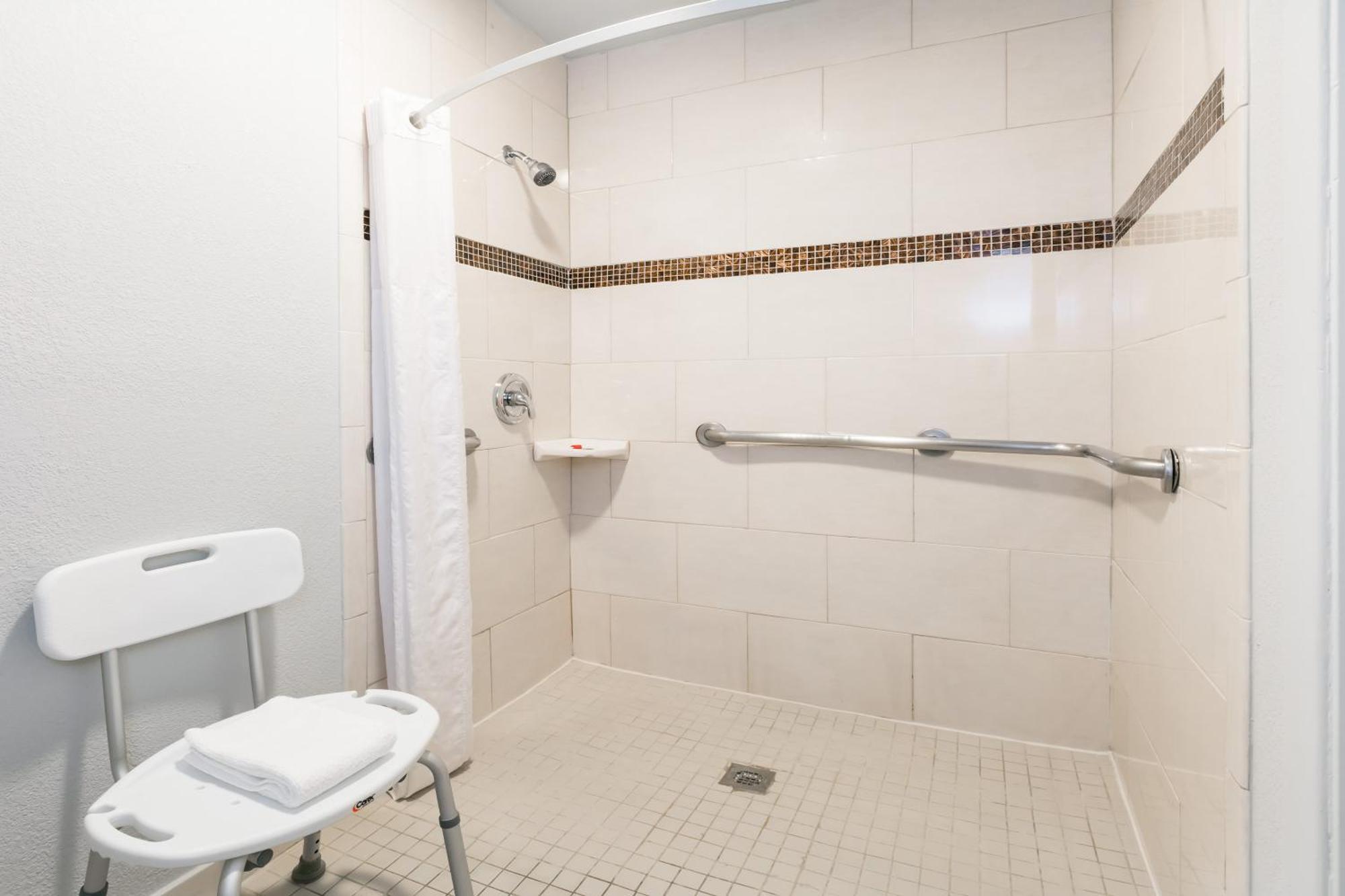 Habitación Doble con ducha accesible en silla de ruedas - Adaptada para personas con problemas de movilidad/discapacidad auditiva - 2 camas dobles
