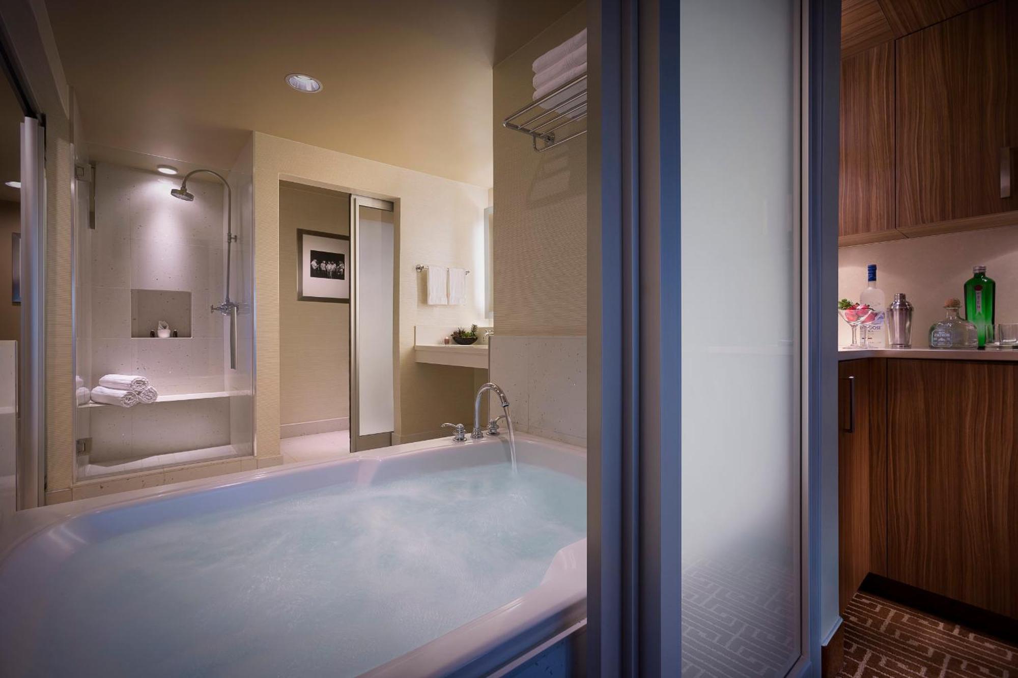 West Tower Luxury King with Pool View - Non-Smoking