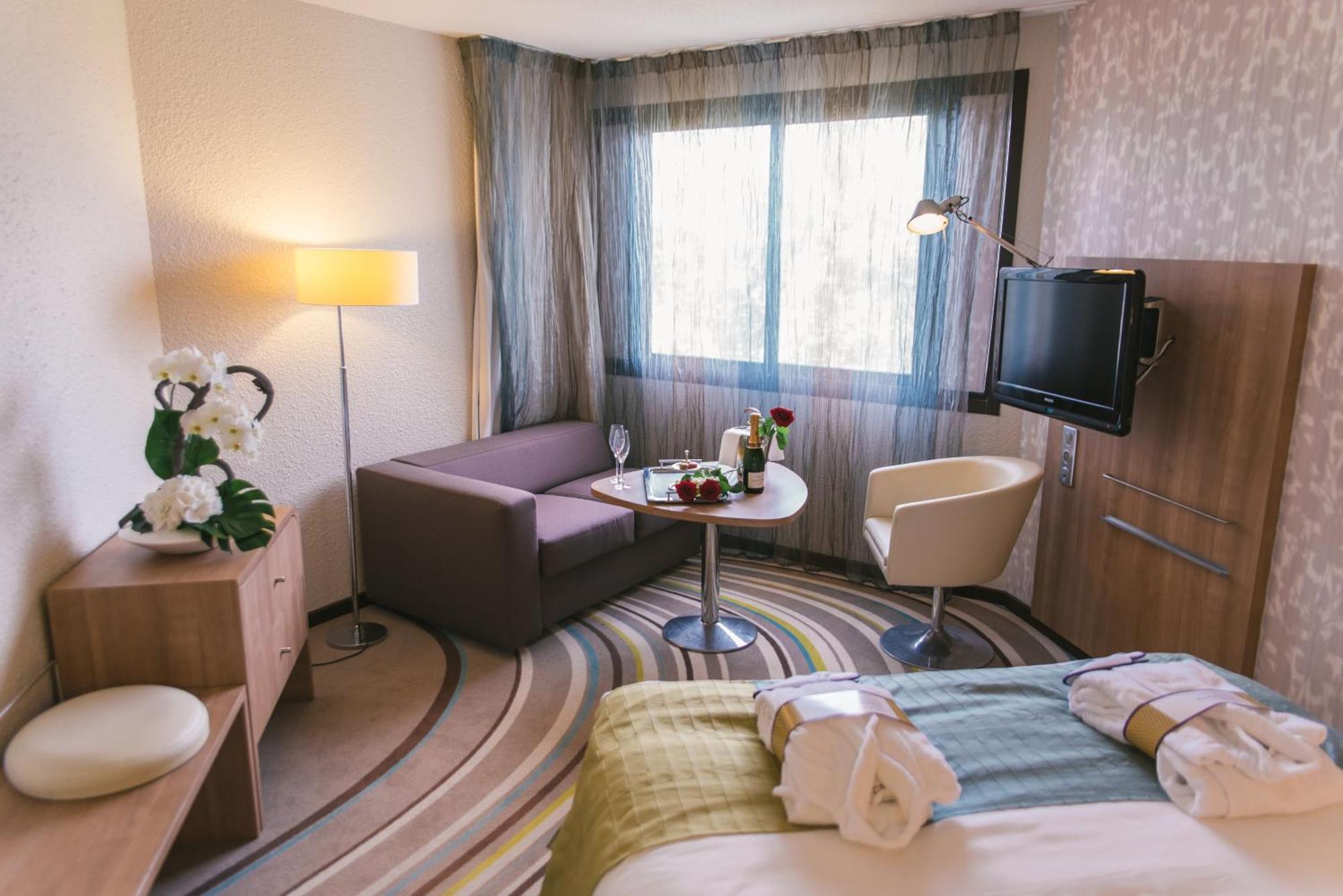 Superior Room with 1 Double Bed and Sofa Garden Side