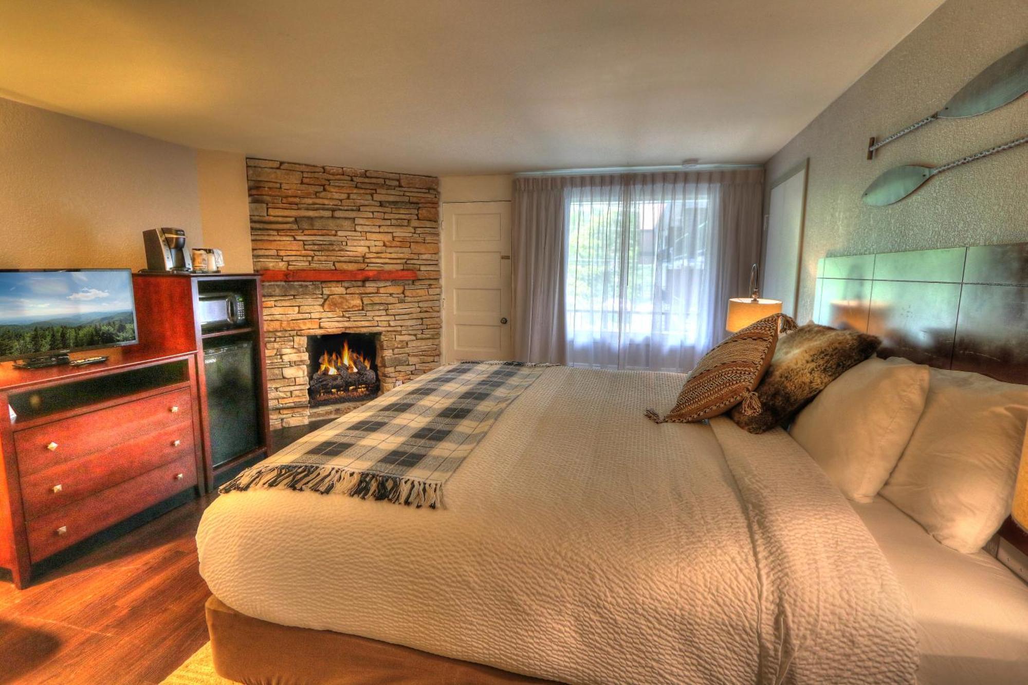 Deluxe King Bed With Jacuzzi, Fireplace and Balcony