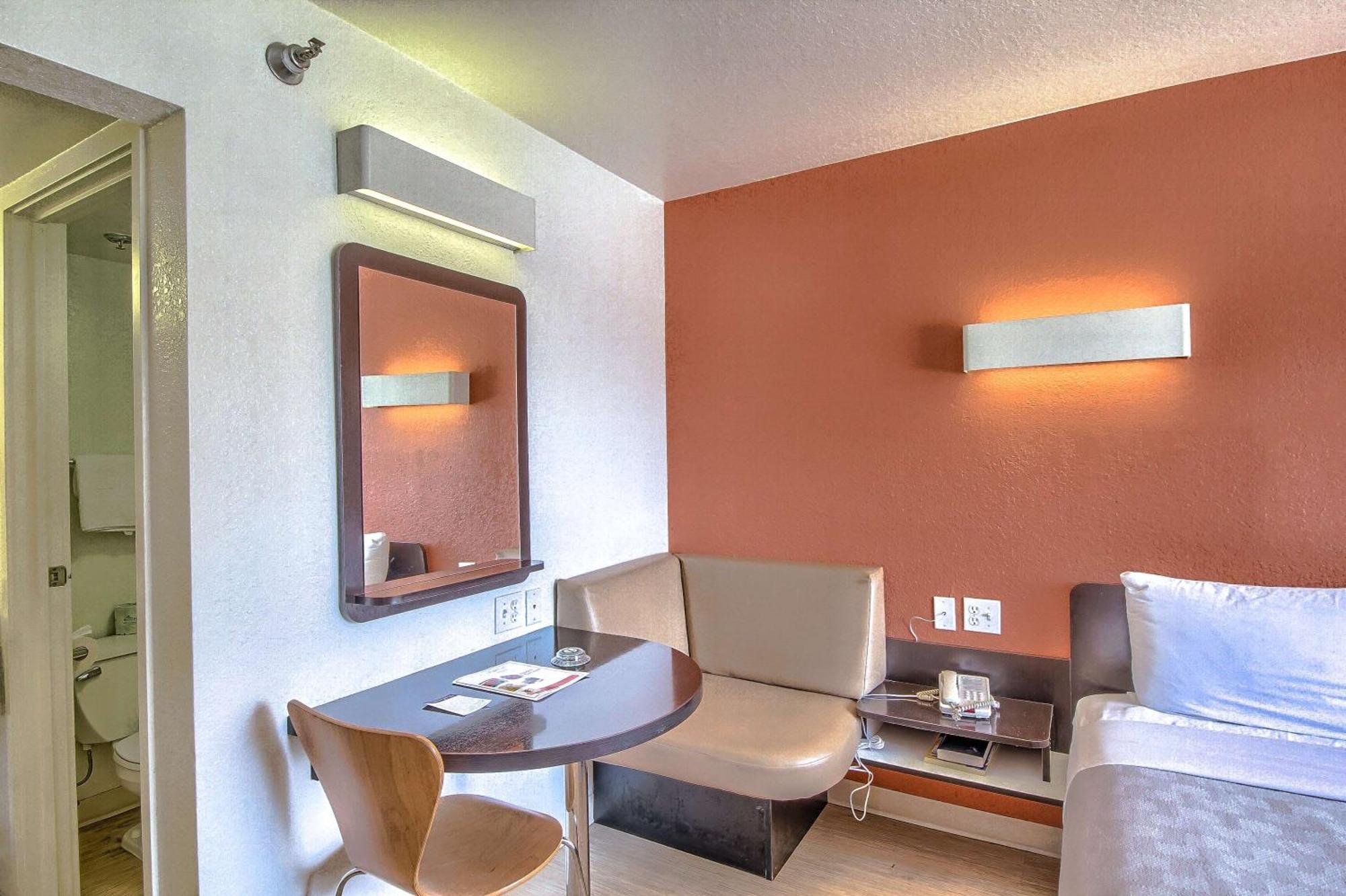 Deluxe Queen Room Non-Smoking