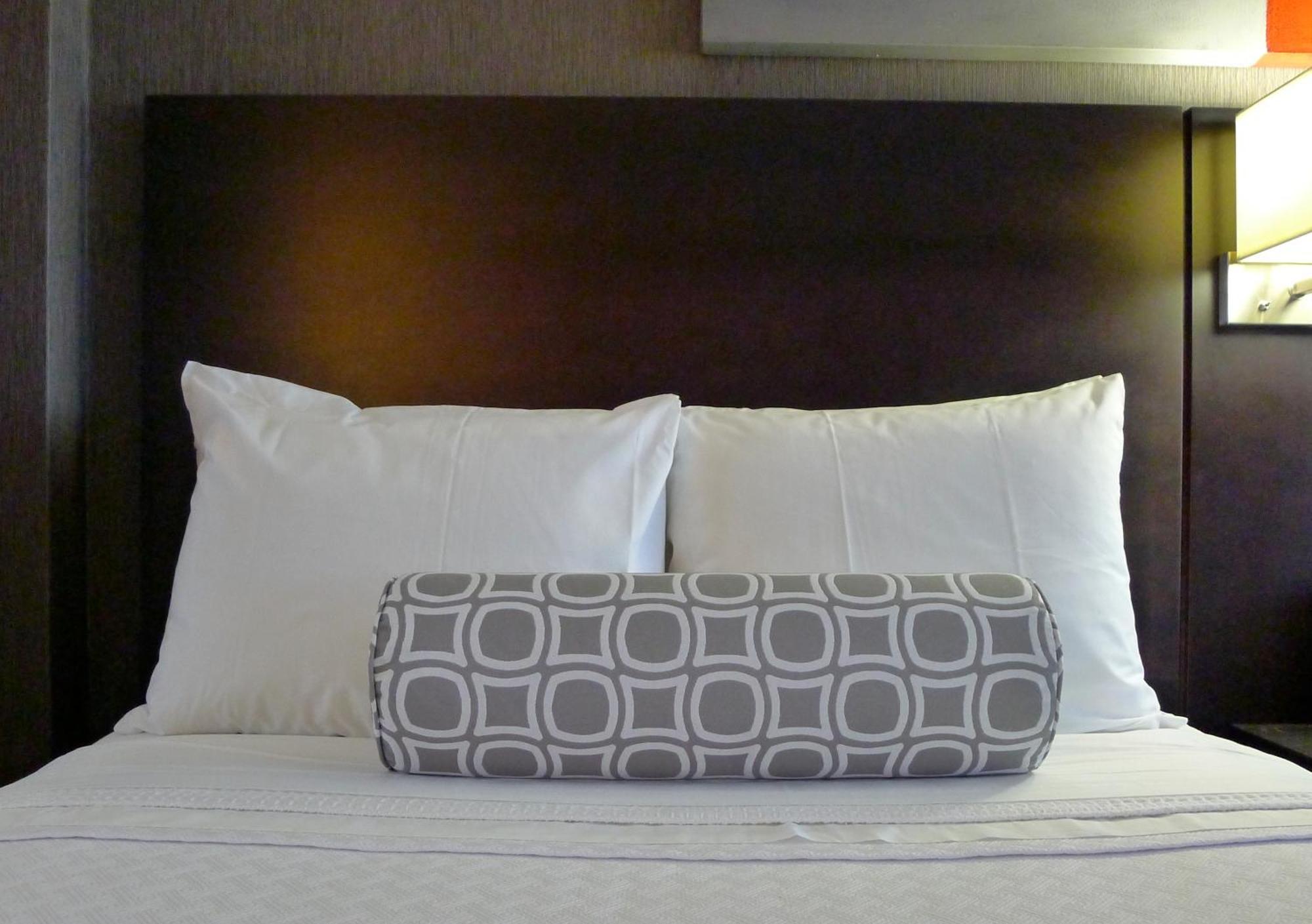 Queen Room with Bathtub - Mobility/Hearing Accessible - Non-Smoking