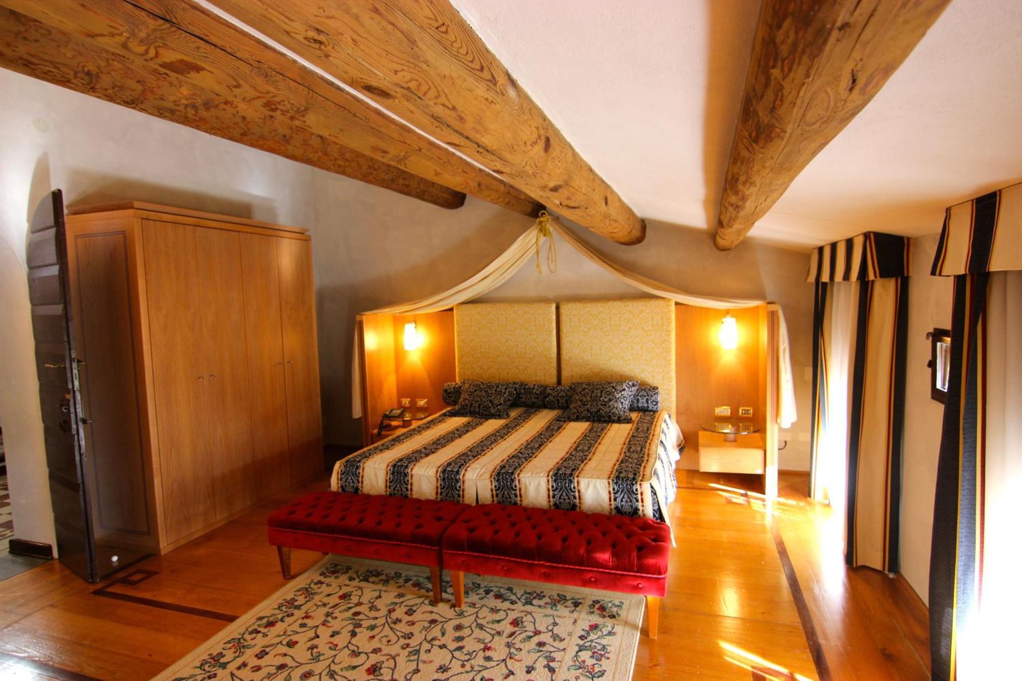 Deluxe Double or Twin Room Private External Bathroom