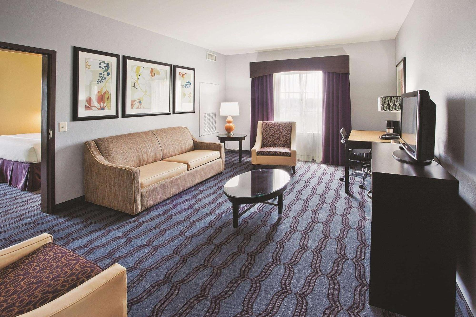 One-Bedroom King Suite - Non-Smoking