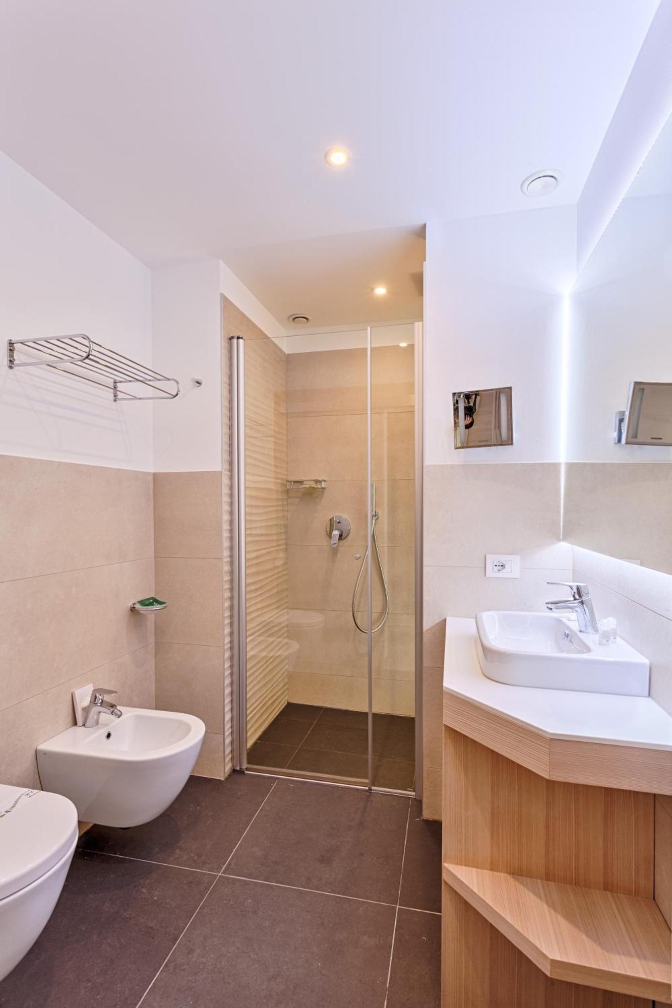 Deluxe Double Room with Lake View and Balcony