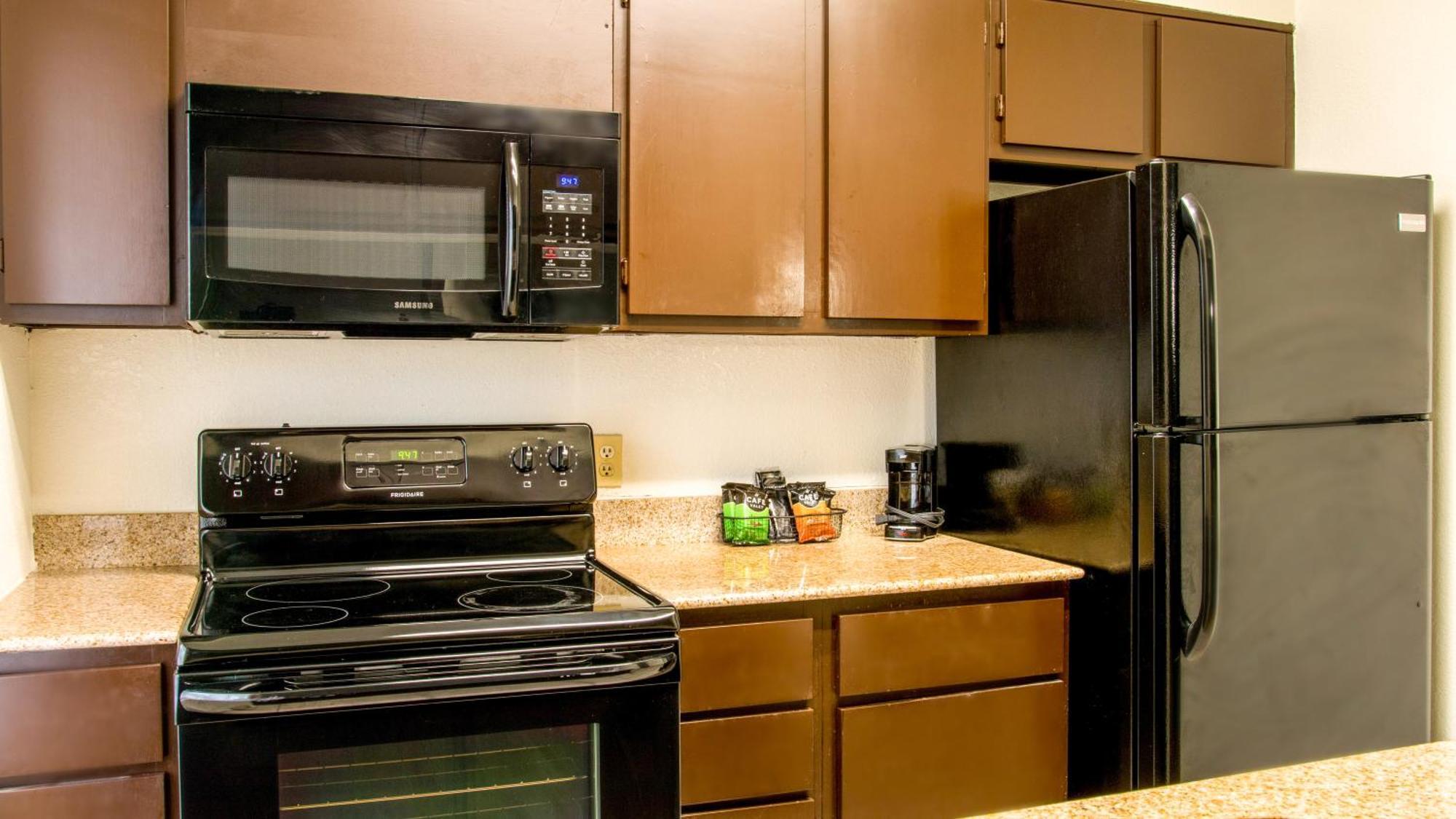 Suite 2 Queen Beds Non Smoking Kitchenette